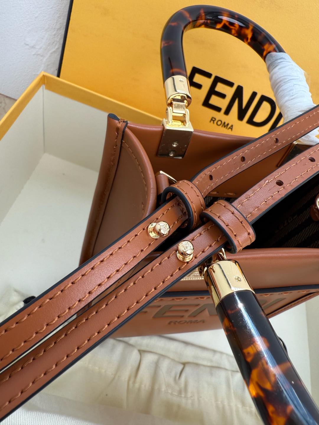 Fendi Sunshine迷你手提袋 棕色皮革迷你手袋更多细节 Sunshine棕色皮革迷你手提袋