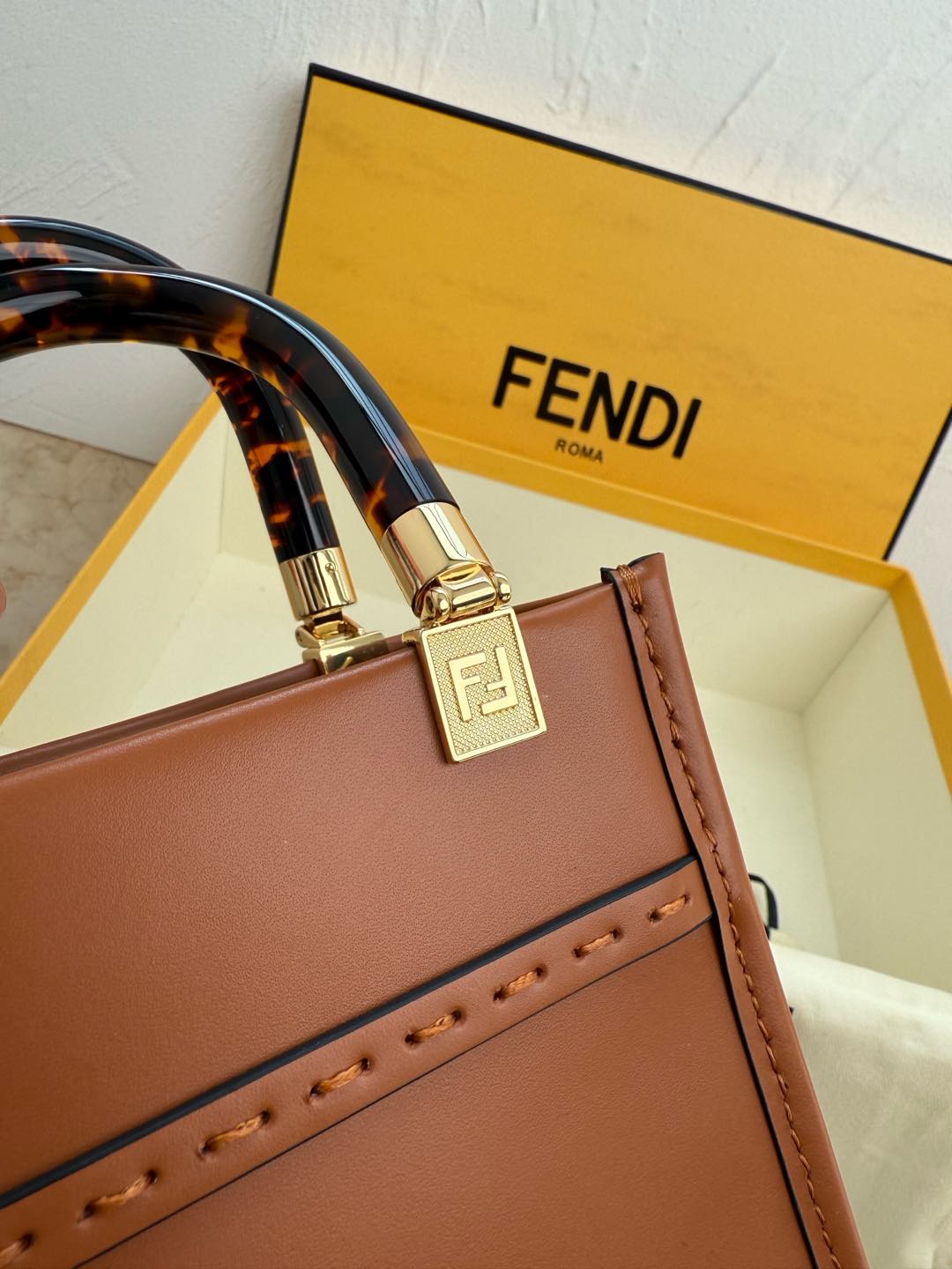 Fendi Sunshine迷你手提袋 棕色皮革迷你手袋更多细节 Sunshine棕色皮革迷你手提袋