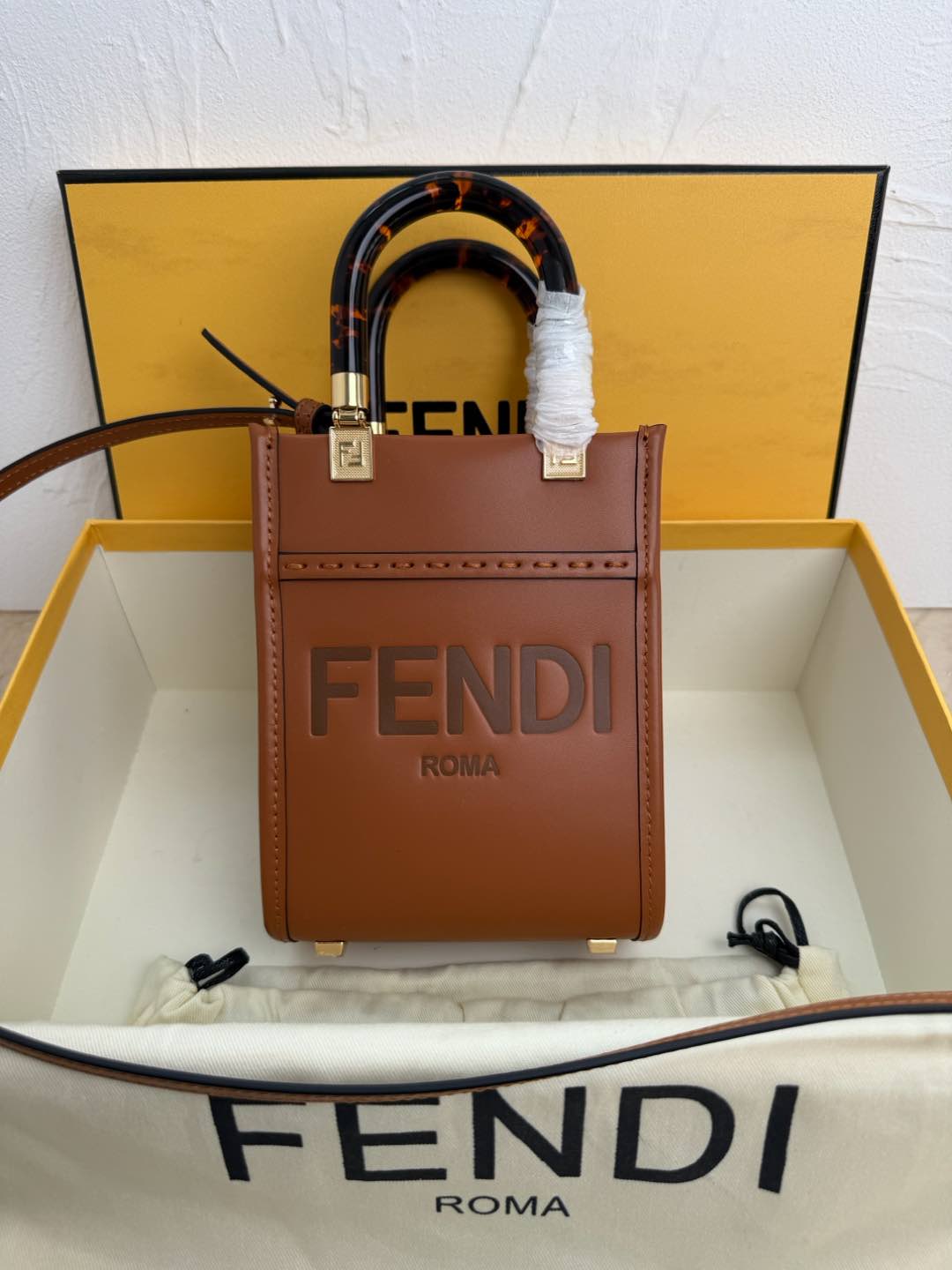 Fendi Sunshine迷你手提袋 棕色皮革迷你手袋更多细节 Sunshine棕色皮革迷你手提袋