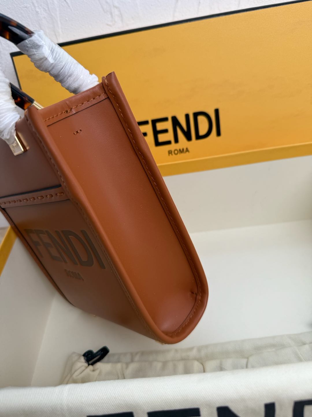 Fendi Sunshine迷你手提袋 棕色皮革迷你手袋更多细节 Sunshine棕色皮革迷你手提袋