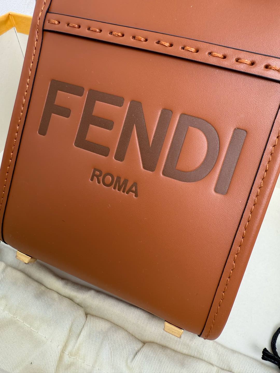 Fendi Sunshine迷你手提袋 棕色皮革迷你手袋更多细节 Sunshine棕色皮革迷你手提袋