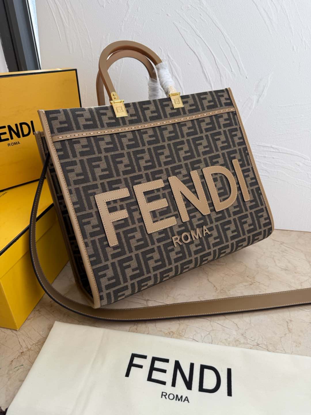 NO:203817,Fendi medium sunshine shopping bag Leather tote bag More details Sunshine medium brown leather tote bag with hot stamped FENDI ROMA lettering and hard tortoiseshell effect plexiglass handle. Equipped with spacious lining internal compartment (total leather edge) and gold metal parts. Equipped with two handles and removable shoulder straps for carrying or shoulder. Made in Italy Material Fabric cowhide, leather lining size 17X35X31 Model number 8042, Fendi, fendi, fendi, cowhide19860909Fendi中号阳光购物手提袋 皮革手提袋更多细节 Sunshine中号棕色皮革手提袋,饰有烫印FENDI ROMA字样和硬质玳瑁效果有机玻璃提手.配备宽敞的带衬里内部隔层（同色系皮革边缘）和金色金属件.配备两个提手和可拆卸肩带,可手提或肩挎.意大利制造 材质 面料牛皮革,里料人造革 尺寸17X35X31 款号8042,芬迪,fendi,fendi,cowhide,Bag