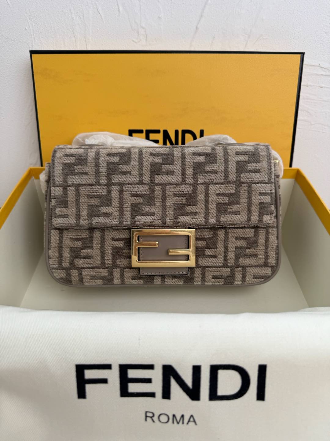 NO:203827,Iconic Baguette medium chain handbag, jacquard fabric material, decorated with signature FF pattern. FF buckle, front flip, magnetic buckle, lining internal compartment, zipper bag and retro gold metal pieces, with sliding chain straps with leather inserts for hand, crossbody or one shoulder. Size 24x14x7cm Model number 793, Fendi, fendi19860909Iconic Baguette中号链条手袋,提花布料材质,饰有标志性FF图案.缀以FF搭扣,设有正面翻盖、磁扣、带衬里的内部隔层、拉链袋和复古金色金属件,配备饰有皮革嵌片的滑链肩带,可手拿、斜挎或单肩背. 尺寸24x14x7cm 款号793,芬迪,fendi,Bag