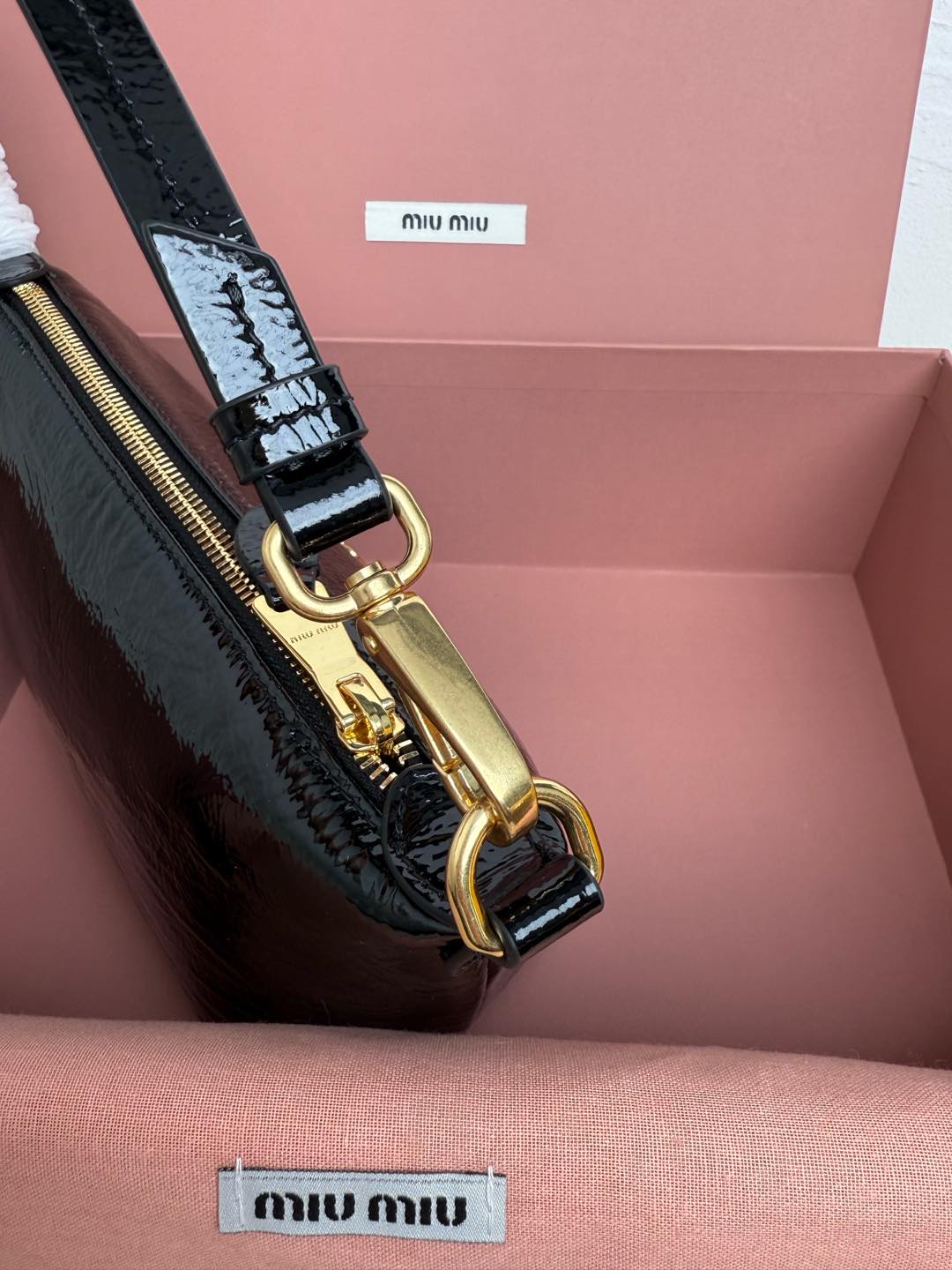 Miu Miu 5NE841 新品油蜡漆皮饭盒包 独特的冰裂纹理 正面标志性 Miu金额logo