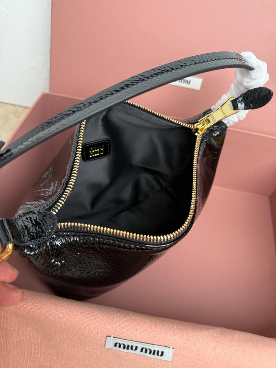 Miu Miu 5NE841 新品油蜡漆皮饭盒包 独特的冰裂纹理 正面标志性 Miu金额logo