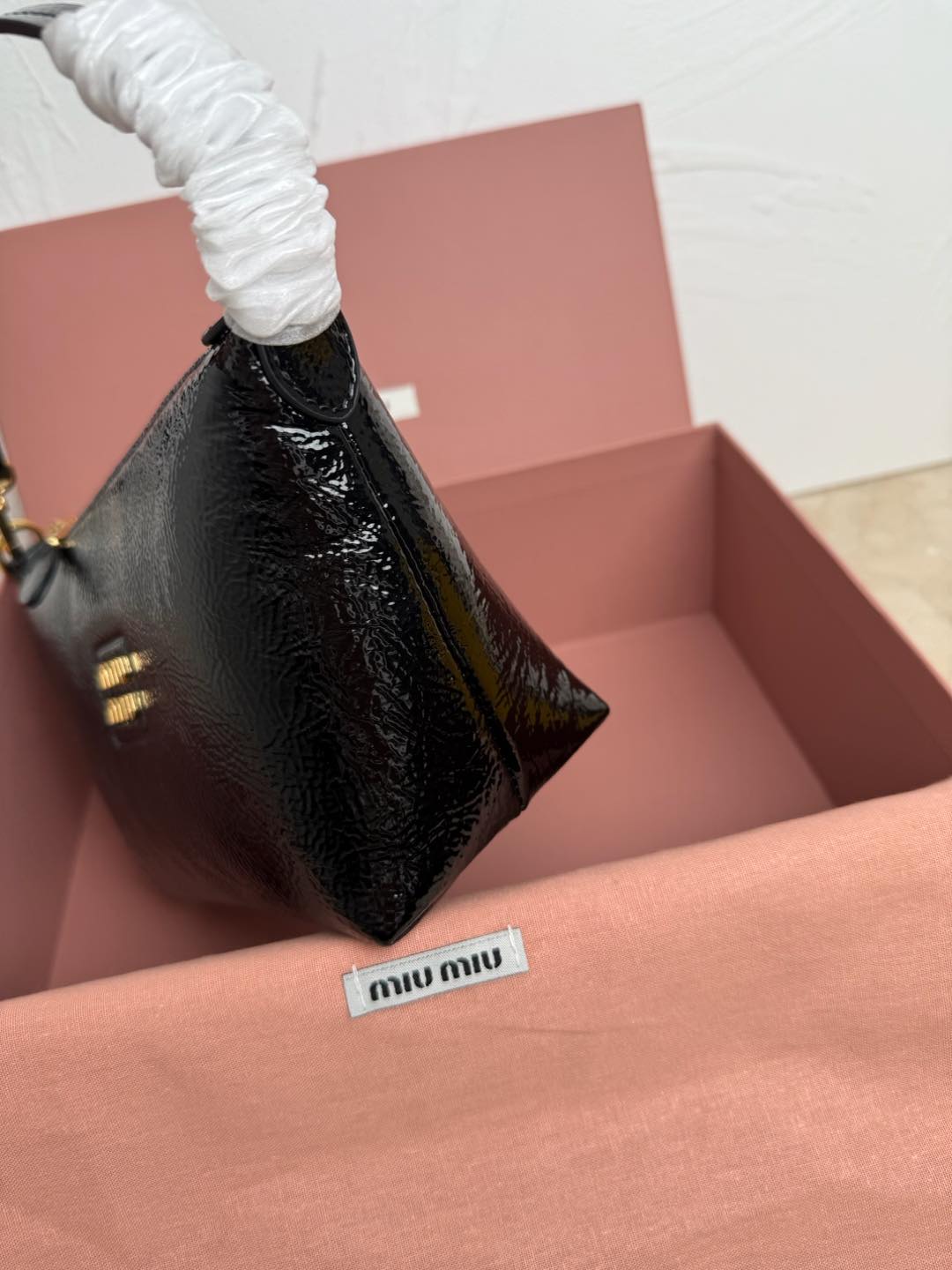 Miu Miu 5NE841 新品油蜡漆皮饭盒包 独特的冰裂纹理 正面标志性 Miu金额logo