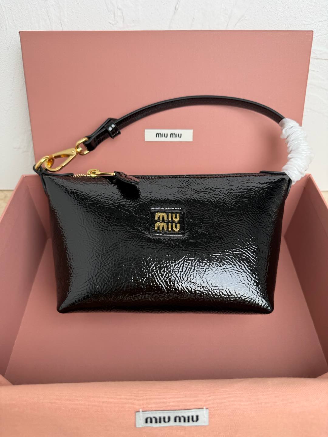 Miu Miu 5NE841 新品油蜡漆皮饭盒包 独特的冰裂纹理 正面标志性 Miu金额logo