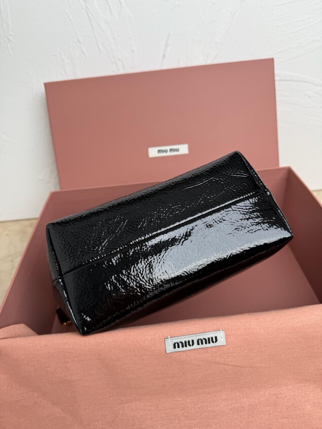 Miu Miu 5NE841 新品油蜡漆皮饭盒包 独特的冰裂纹理 正面标志性 Miu金额logo