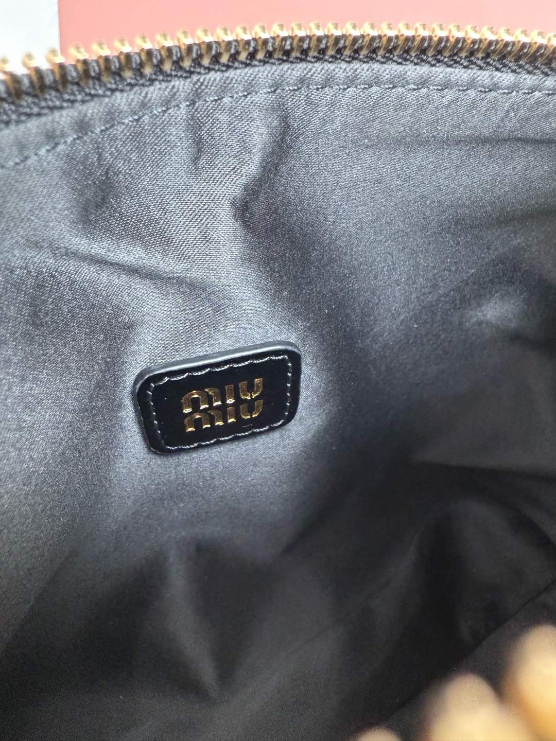 Miu Miu 5NE841 新品油蜡漆皮饭盒包 独特的冰裂纹理 正面标志性 Miu金额logo