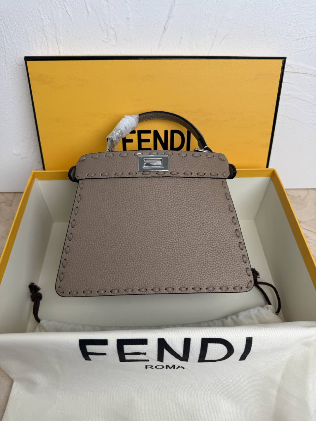 Fendi 小号PeekabooISeeU手袋 荔枝纹小牛皮材质 两侧缀以 的扭锁 软纳帕皮革衬里
