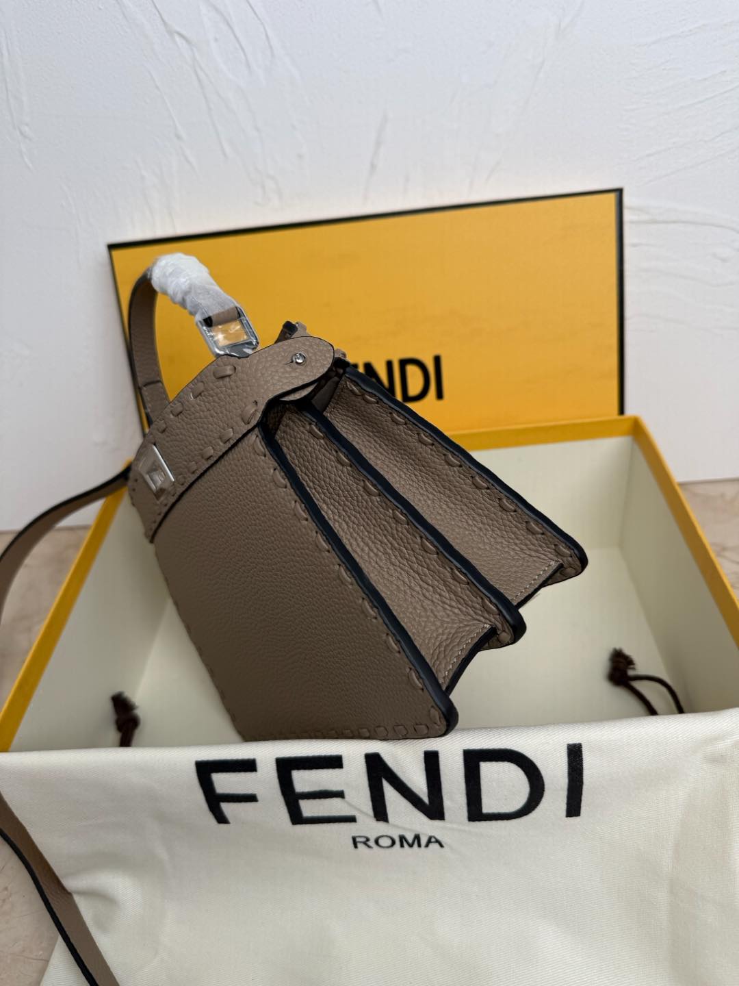 Fendi 小号PeekabooISeeU手袋 荔枝纹小牛皮材质 两侧缀以 的扭锁 软纳帕皮革衬里