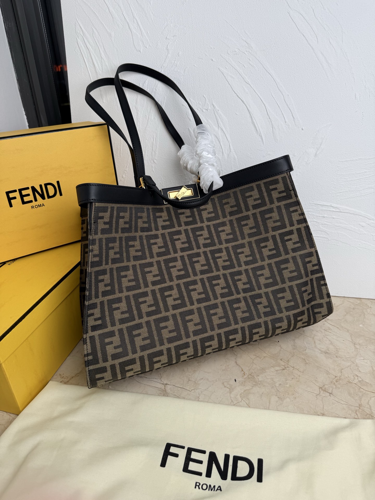 NO:205023,FF Presbyterian Peekaboo X-Tote handbag embroidered tote!  There is an internal pocket and an iconic twist lock. With two handheld short handles, and two long handles with shoulders. Houndstooth canvas material. Embossed embroidered FF decorative pattern in the same color. Head-layer cowhide. Gold metal parts. Size 40*12*29cm. Shopping bag, old-fashioned, fendi, cowhide19860909FF老花 Peekaboo X-Tote手袋刺绣托特！有内部口袋和标志性扭锁.带有两个可手持的短手柄,和两个可肩背的长手柄.千鸟格帆布材质.同色系压花刺绣FF装饰图案.头层牛皮饰边.金色金属件.尺寸40*12*29cm 款号购物包老花,芬迪,fendi,cowhide,Bag