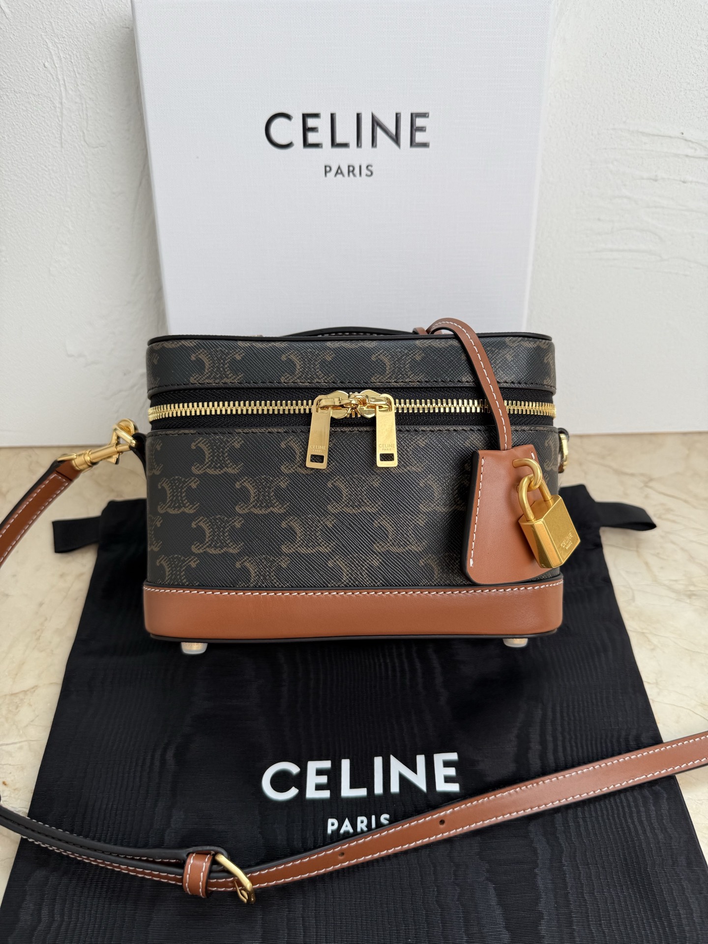 NO:205311,Genuine grade, new products are available online CE VANITY Makeup Bag This classic makeup bag is made of MAISON CE makeup bags. This season is rejuvenated in the handbag series, and the size is very good. The makeup bag is practical, versatile and exquisite, and the name comes from its CE styling. CE VANITY is launched in the first season. Natural calfskin, CE The most noble original leather leather, with a strong texture and can create a delicate and distinct structure! The chains of the Arc de Triomphe are inspired. The tan leather trim is a feature of CE TRIOMPHE CANVAS! Model 119463 Size18x10x13cm, Celine,celine,celine,cowhide19860909正品级 现 新品上线 CE VANITY化妝包袋 這個經典化妝袋取材自MAISON CE的化妝袋, 今季在手袋系列煥發新意,大小做得很好哦 化妝袋實用百搭而精緻,名稱來自其CE造型. CE VANITY首季推出 天然小牛皮,CE 最尊貴的原版皮皮革,質感結實,可塑造精巧鮮明结构！凱旋門的鎖鍊為靈感.黃褐色皮革飾邊是CE TRIOMPHE CANVAS特色！ 型号119463 Size18x10x13cm,赛琳celine,celine,celine,cowhide,Bag