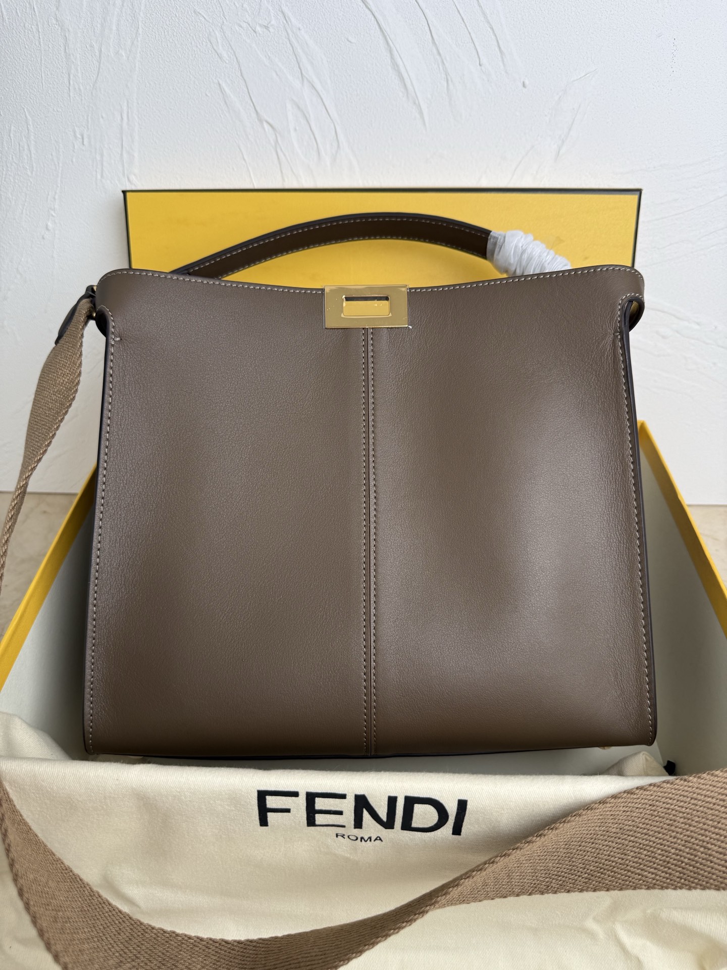 NO:206242,Peekaboo X-Lite medium size, medium size handbag, with internal pockets and iconic twist locks, imported calfskin inside and outside, single handle and removable shoulder straps, outlining the casual posture with a simple silhouette, revealing a unique and fashionable temperament!  Size 30cm305, Fendi, fendi, cowhide19860909Peekaboo X-Lite 中号 ,中号手袋,有内部口袋和标志性扭锁,里外都是进口小牛皮 单手柄和可拆缷肩带,以简洁廓形勾勒率性姿态 透露出别具一格的时尚气质！ 尺寸30cm305,芬迪,fendi,cowhide,Bag