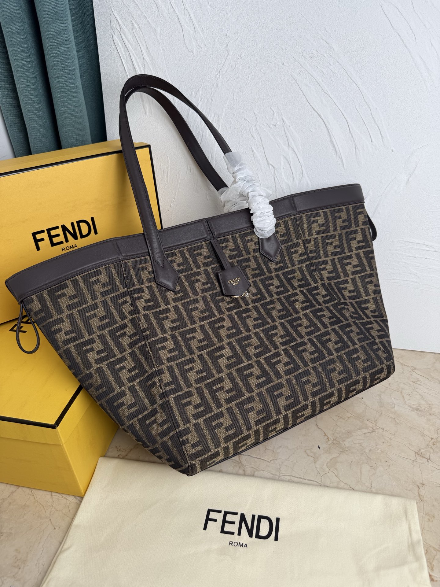 NO:206247,Large, latest traffic Origami Magic Bag, classic, presbyterian, with dark brown calfskin, full of high-end feel, eight hidden magnetic buckles can make the handbag smartly transform into a tote bag or fold into an Origami (origami) style bucket bag. One bag and two backs are amazing!  Variable tote Variable bucket~ There are three sizes, which can meet our different needs for bag content, and the more you look at it, the more you get better. Large size number 0894.32.5cmx32.5cmx27.5cm, Fendi, fendi, cowhide19860909大号 老花最新流量Origami魔术包 经典老花配深咖色小牛皮,高级感满满,八个隐藏式磁扣可以使手袋巧妙变身成手提袋或折叠成 Origami（折纸）风格的水桶包.一包两背太绝啦！可变 tote 可变水桶～共有三种尺寸,可以满足我们对包包内容量不同的需求,越看越上头. 大号款号0894.32.5cmx32.5cmx27.5cm,芬迪,fendi,cowhide,Bag