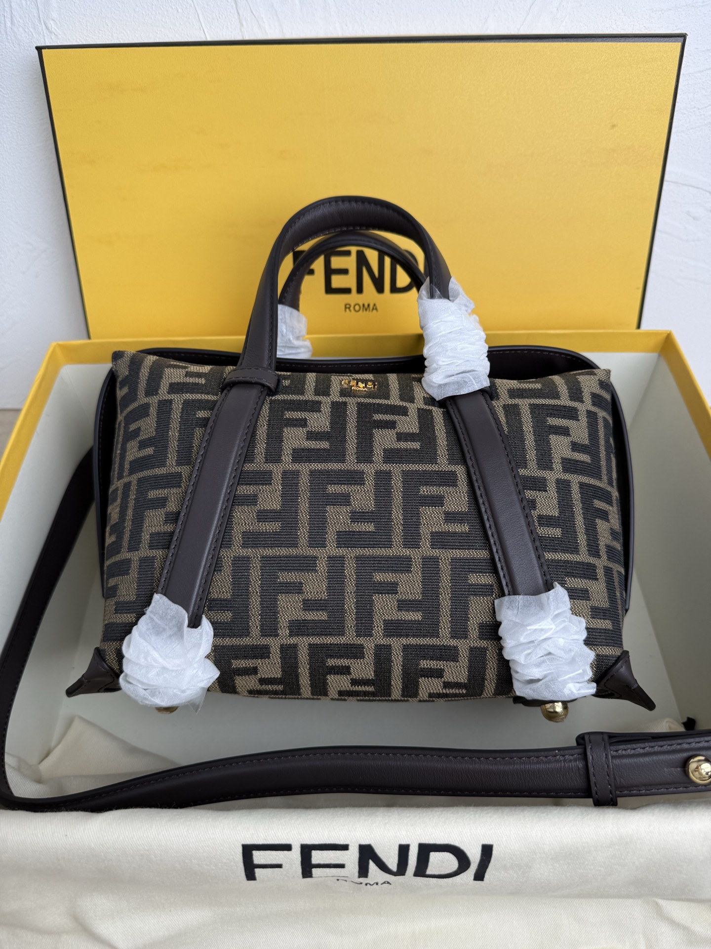 NO:206248,Presbyopia The latest presbyopia Boston 365 Boston bag is here!  In this season's series launched with Milan designer Stefano Pilati, my favorite bag is it. It has a fully sealed magnetic opening, practical and private, and can be used in all occasions for daily commuting and sports. I have to say that this bag is really good and practical!  Pillow bag, Fendi, Fendi19860909老花 最新款老花Boston 365 波士顿包它来啦！ 这一季和米兰设计师 Stefano Pilati合作推出的系列里面,我最喜欢的包包就是它啦,全封式的磁性开口,实用又私密,日常通勤出行运动所有场合都可以用上, 不得不说这个包真的很能装,实用性超强！ 款号枕头包老花,芬迪,fendi,Bag