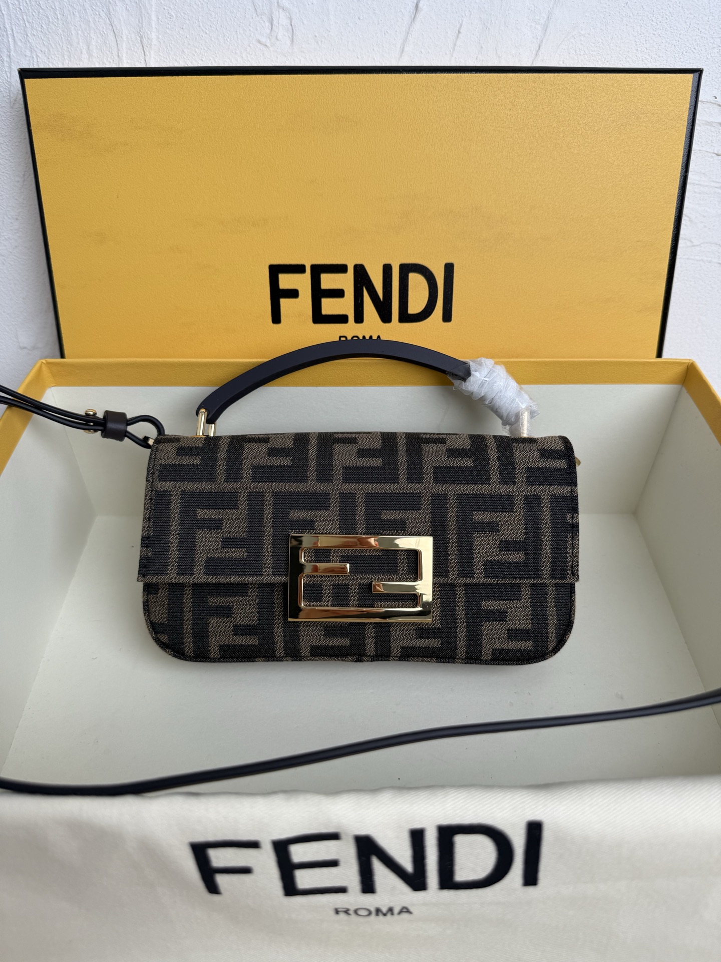 NO:206257,The latest presbyop mini baguette mobile phone bag can put down 2 phones at the same time. It is cute and practical. Don’t be too obedient. You can also switch between the hand and the crossbody at will. Come and take it away. Size 19, width 3, height 11, model number 8033 mobile phone bag, presbyop, Fendi, fendi19860909最新老花迷你法棍手机包,能同时放下2部手机噢,可爱又实用,不要太乖了,还能手提跟斜挎随意切换,快来把它带走吧. 尺寸长19 宽3 高11 款号8033 手机包老花,芬迪,fendi,Bag