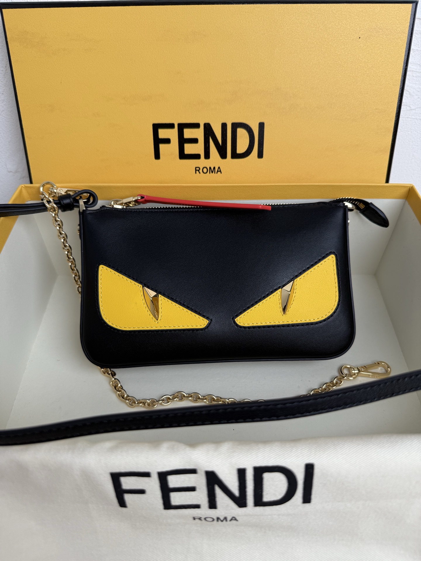 NO:206261,The limited edition small monster mahjong bag for anniversary is here, imported calfskin with yellow gold steel small eyes. It has more wit and is super eye-catching with orange and red zipper brand. The two shoulder straps come with two styles, the small mahjong bag and the large capacity. I really love it. I recommend it by pressing the head. 70203B68 size length 20 width 3 height 13, Fendi, fendi, cowhide19860909周年限量版小怪兽麻将包来啦,进口小牛皮配黄色金钢小眼睛.多了份机智感,搭配橙红色拉链牌超吸睛的,两种肩带自带两款风格,小小的麻将包,大大的容量,我真是爱死了,按头安利. 70203B68尺寸长20宽3高13,芬迪,fendi,cowhide,Bag