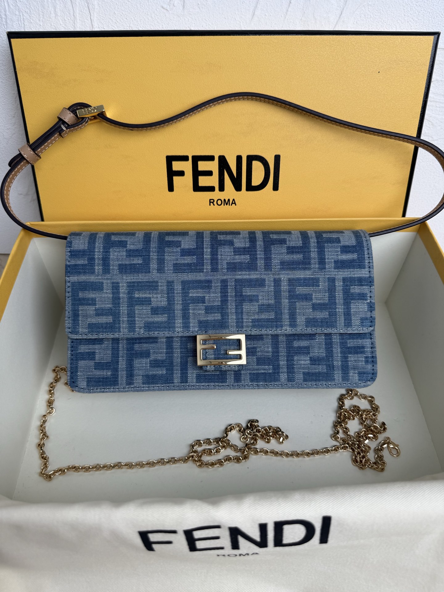 NO:206277,Denim Blue shipment. Compact Baguette wallet with flap and FF buckle. Six slots in the inner compartment. Two shoulder straps, one adjustable leather shoulder strap and one detachable chain strap for hand, armpit or crossbody. Denim Blue FF jacquard fabric material. Gold finish metal parts. Size 21x11.5x5 Model number 1028, Fendi, fendi19860909牛仔布蓝出货.紧凑型Baguette皮夹,饰有翻盖和FF搭扣.内部隔层有六个卡槽.双肩带,其中有一条可调节皮革肩带,一条可拆卸链条肩带可手拿、腋下背携或斜挎.牛仔布蓝FF提花布料材质.金色饰面金属件. 尺寸21x11.5x5 款号1028,芬迪,fendi,Bag