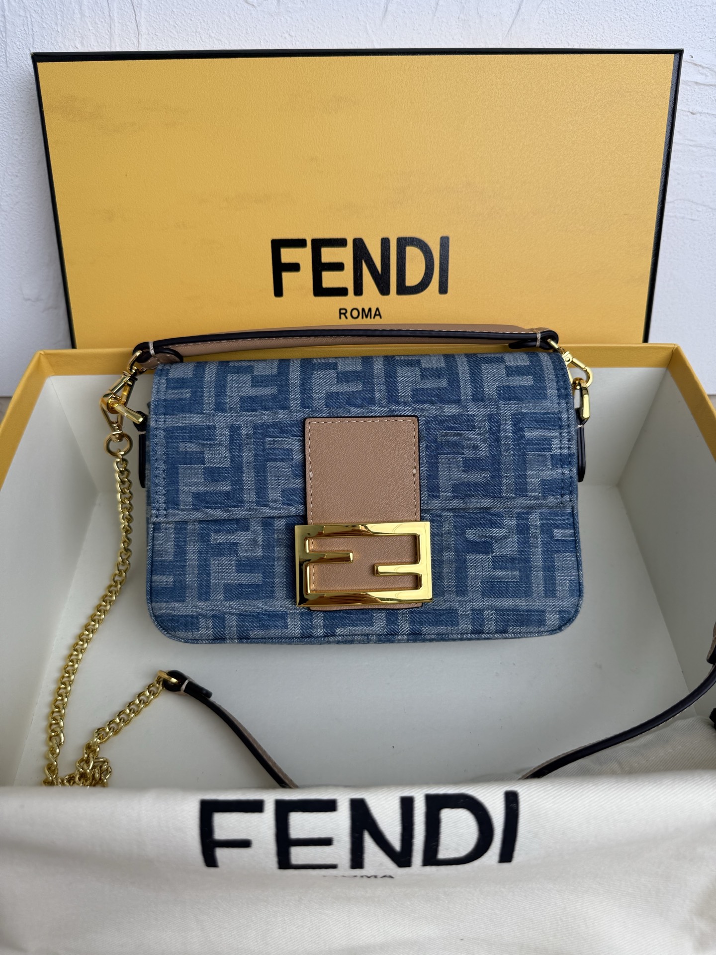 NO:206285,Small denim blue letter Baguette mini handbag Light blue denim handbag decorated with FF embroidery iconic Baguette mini handbag, light blue denim material, embroidered with embossed FF pattern embroidery. It is decorated with brown leather trim and decorated with FF buckle. It has positive magnetic buckle, internal compartment with pocket and silver finish metal parts. The handbag is equipped with removable handle and chain shoulder straps, which can be carried on the shoulder or crossbody. Made in Italy Material: 54 cotton, 23 nylon, 23 polyurethane, calfskin, inner lining: cotton Depth: 5 Length: 20 Height: 13 Model number 102, Fendi, fendi, cowhide19860909小号牛仔布蓝字 Baguette迷你手袋 浅蓝色牛仔布手袋,饰有FF刺绣标志性Baguette迷你手袋,浅蓝色牛仔布材质,饰有同色系浮凸FF图案刺绣.饰有棕色皮革饰边,并以FF搭扣装点.设有正磁扣、带口袋的内部隔层和银色饰面金属件.手袋配有可拆柄和链式肩带,可手提、肩背或斜挎.意大利制造材质:54棉,23锦纶,23聚氨酷,小牛皮,内里: 棉 深度:5 长度:20 高度:13 款号102,芬迪,fendi,cowhide,Bag