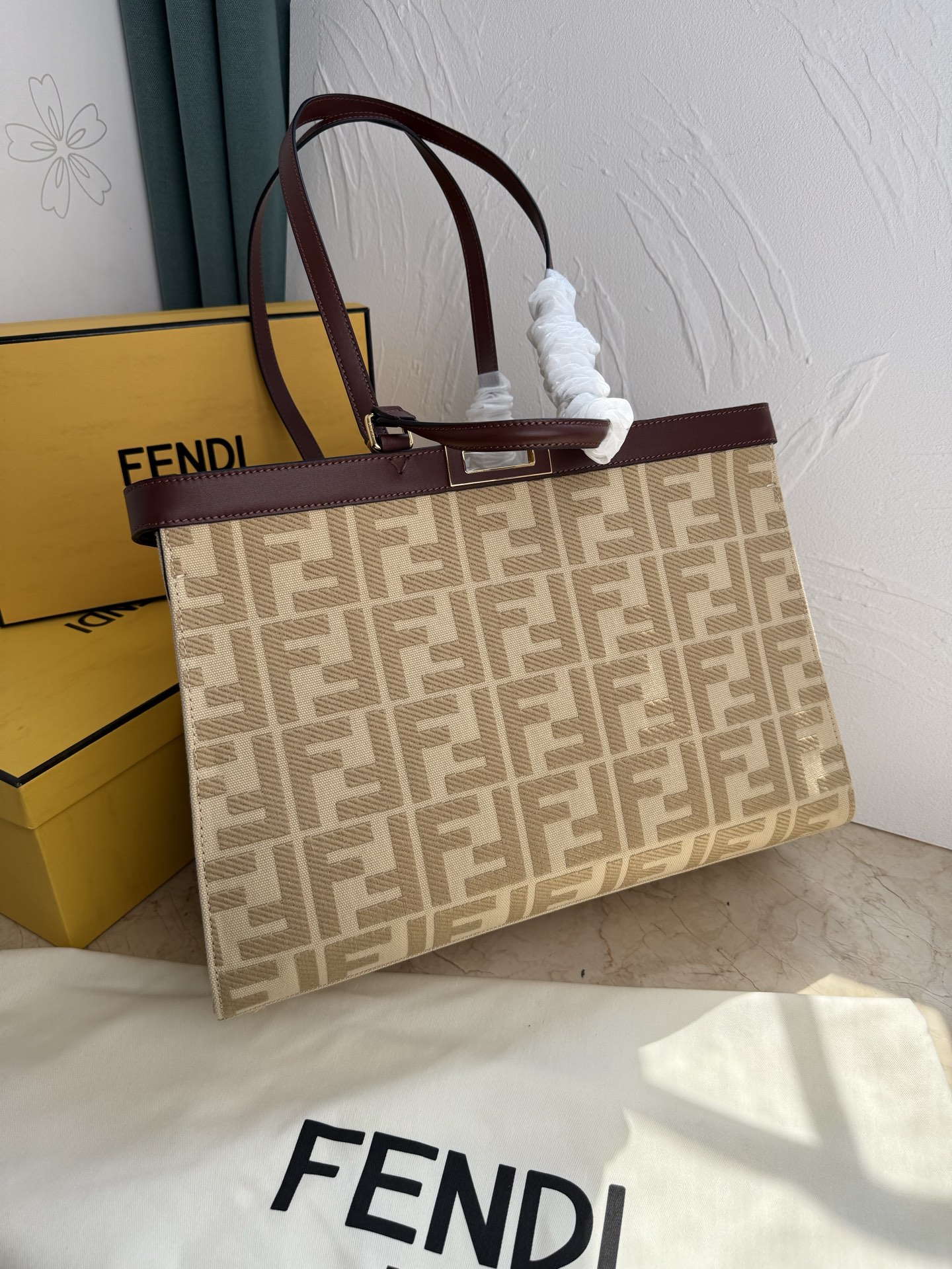 NO:206263,FF Apricot Peekaboo X-Tote handbag embroidered tote!  There is an internal pocket and an iconic twist lock. With two handheld short handles, and two long handles with shoulders. Houndstooth canvas material. Embossed embroidered FF decorative pattern in the same color. Head-layer cowhide. Gold metal parts. Size 40*12*29cm. Model number 1819, Fendi, fendi, cowhide19860909FF杏色 Peekaboo X-Tote手袋刺绣托特！有内部口袋和标志性扭锁.带有两个可手持的短手柄,和两个可肩背的长手柄.千鸟格帆布材质.同色系压花刺绣FF装饰图案.头层牛皮饰边.金色金属件.尺寸40*12*29cm 款号1819,芬迪,fendi,cowhide,Bag