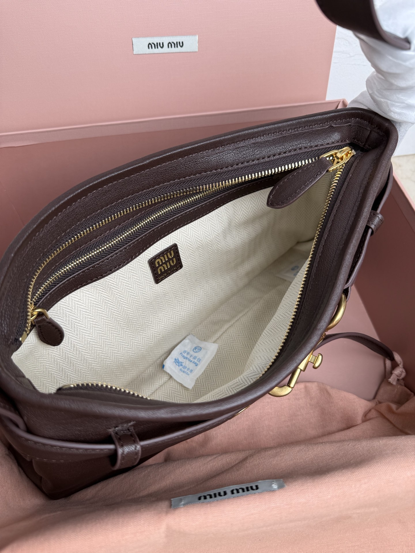 Prada 新品新品 腋下中古包 采用全新柔脂羊皮
