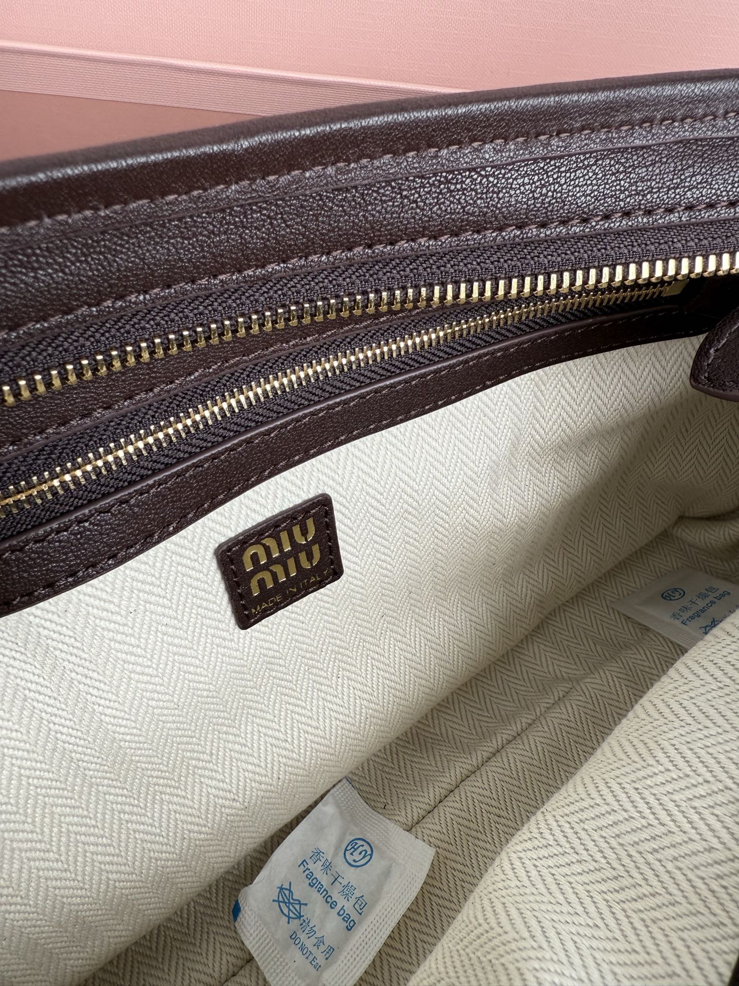 Prada 新品新品 腋下中古包 采用全新柔脂羊皮