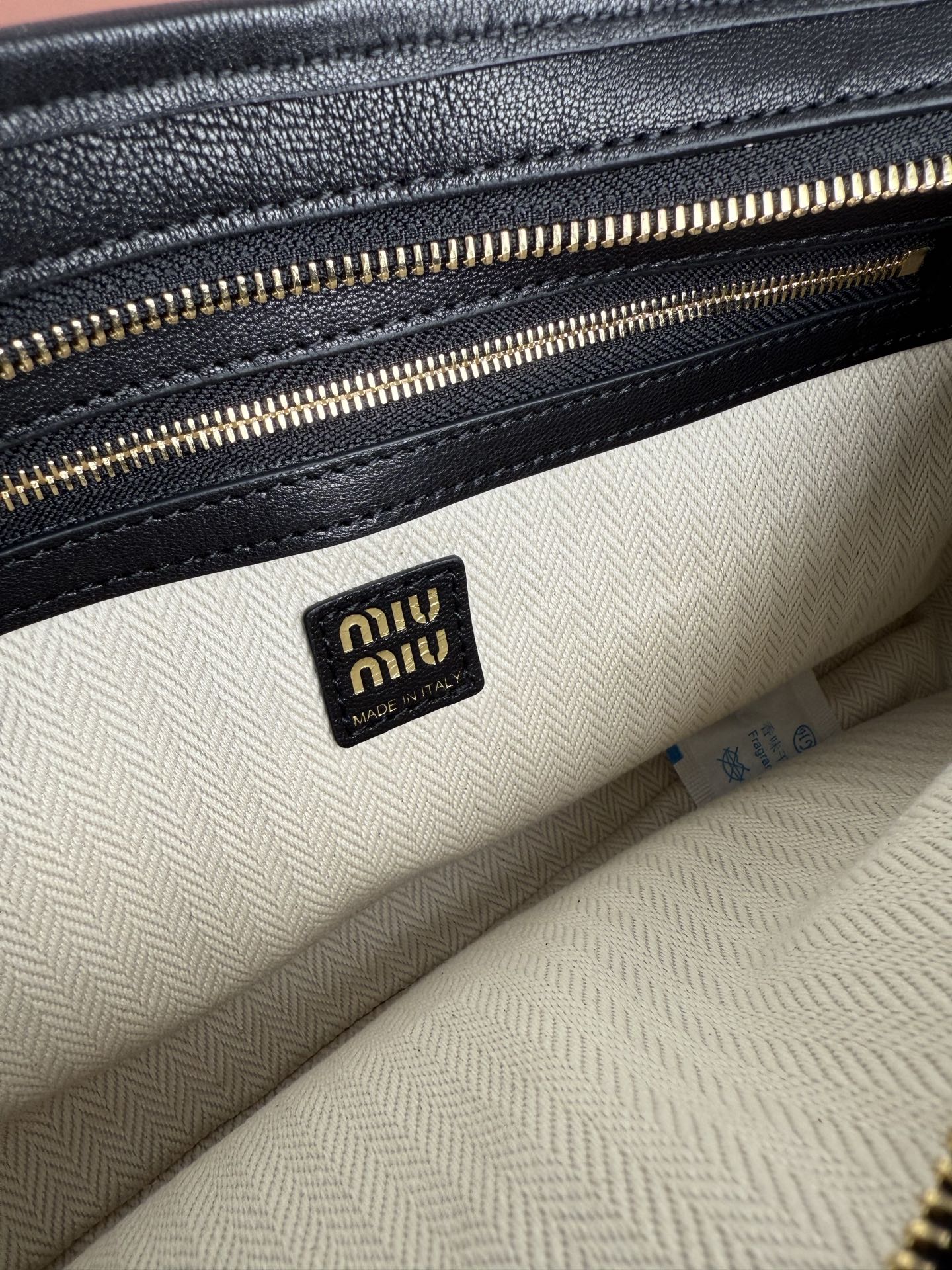 Prada 新品新品 腋下中古包 采用全新柔脂羊皮