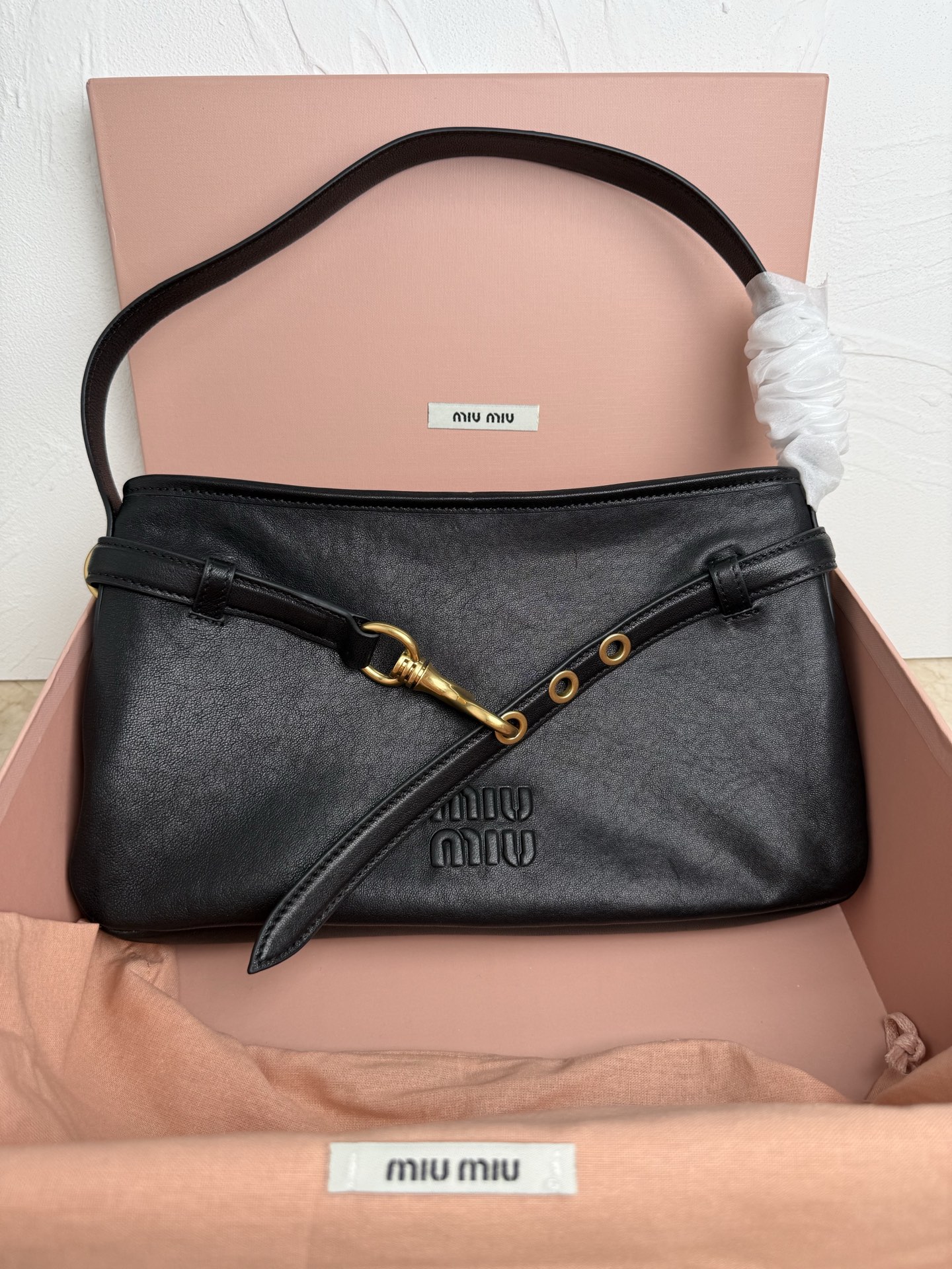 NO:205982,Genuine grade [New Product] New popular underarm mid-range bag, using new soft-fat sheepskin, soft and high-end leather, this Aventure leather handbag is inspired by the 2009 M collection design, the structure has been adjusted, and the unique shape is reinterpreted, and a new personality is decorated with embossed letter logos, adding iconic elements, retro gold hardware accessories, linen-blend lining, zippered pockets inside, long wrists are suitable for use as a carry-on or single shoulder Model 5BC182. Size 33x19x5cm Color heather color/original leather. Italian creation, MIUMIU, miumiu, sheepskin19860909正品级【新品】新品爆款腋下中古包,采用全新柔脂羊皮,皮质柔软高级,这款Aventure皮革手袋灵感源自09年m系典藏设计,结构经过调整,重新诠释独特造型,焕发全新个性,饰以压花字母徽标,增添标志性元素,复古金色五金配件,亚麻混纺衬里,内配拉链口袋,长手腕适合用作手提或单肩 型号5BC182. 尺寸33x19x5cm 颜色石楠木色/原厂皮. 意大利创作,MIUMIU,miumiu,sheepskin,Bag