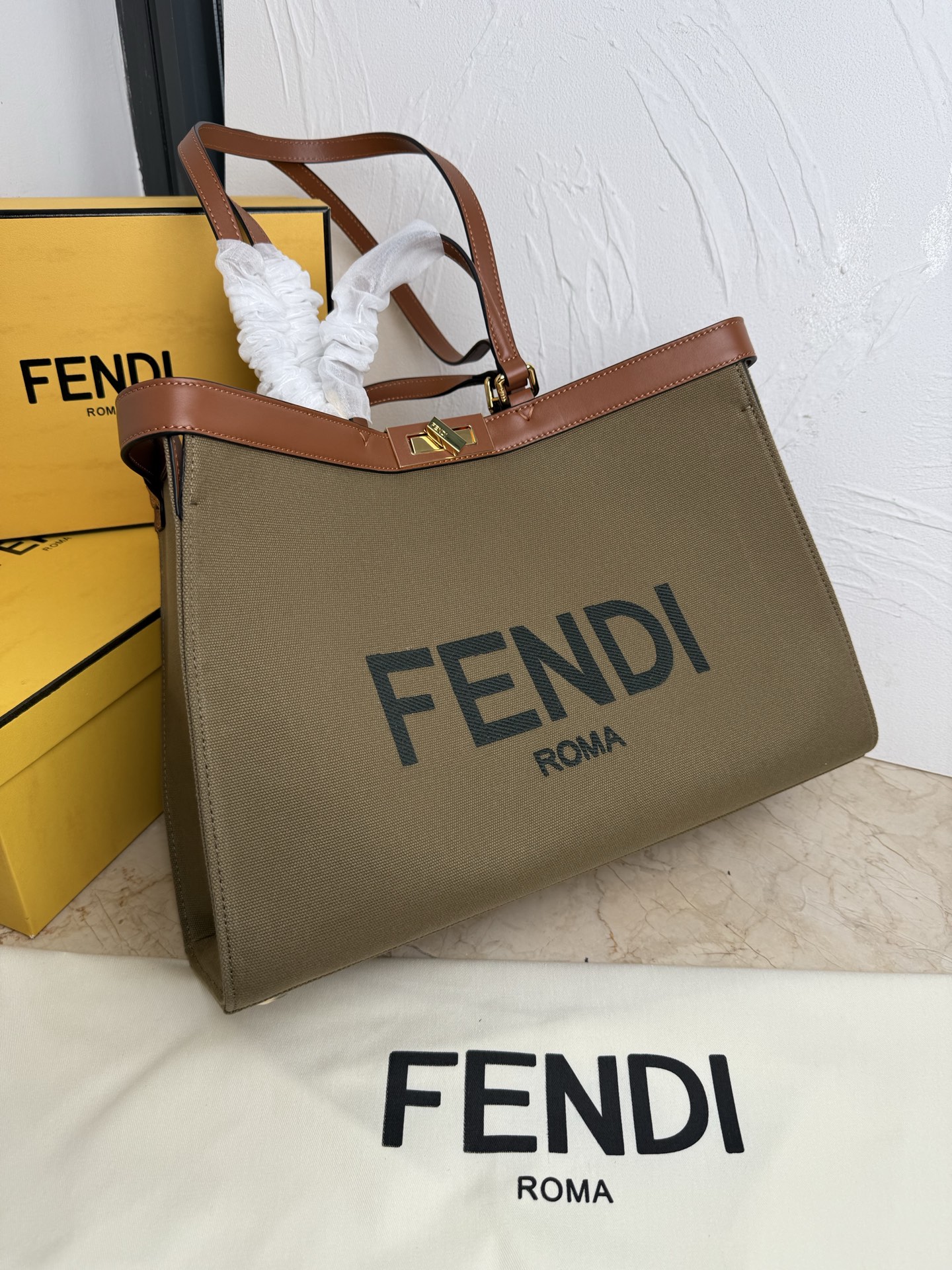 NO:206872,Genuine grade FD green Peekaboo X-Tote handbag embroidered tote!  There is an internal pocket and an iconic twist lock. With two handheld short handles, and two long handles with shoulders. Houndstooth canvas material. Embossed embroidered FF decorative pattern in the same color. Head-layer cowhide. Gold metal parts. Size 40*12*29cm. Model number 1819, Fendi, fendi, cowhide19860909正品级 FD绿色 Peekaboo X-Tote手袋刺绣托特！有内部口袋和标志性扭锁.带有两个可手持的短手柄,和两个可肩背的长手柄.千鸟格帆布材质.同色系压花刺绣FF装饰图案.头层牛皮饰边.金色金属件.尺寸40*12*29cm 款号1819,芬迪,fendi,cowhide,Bag