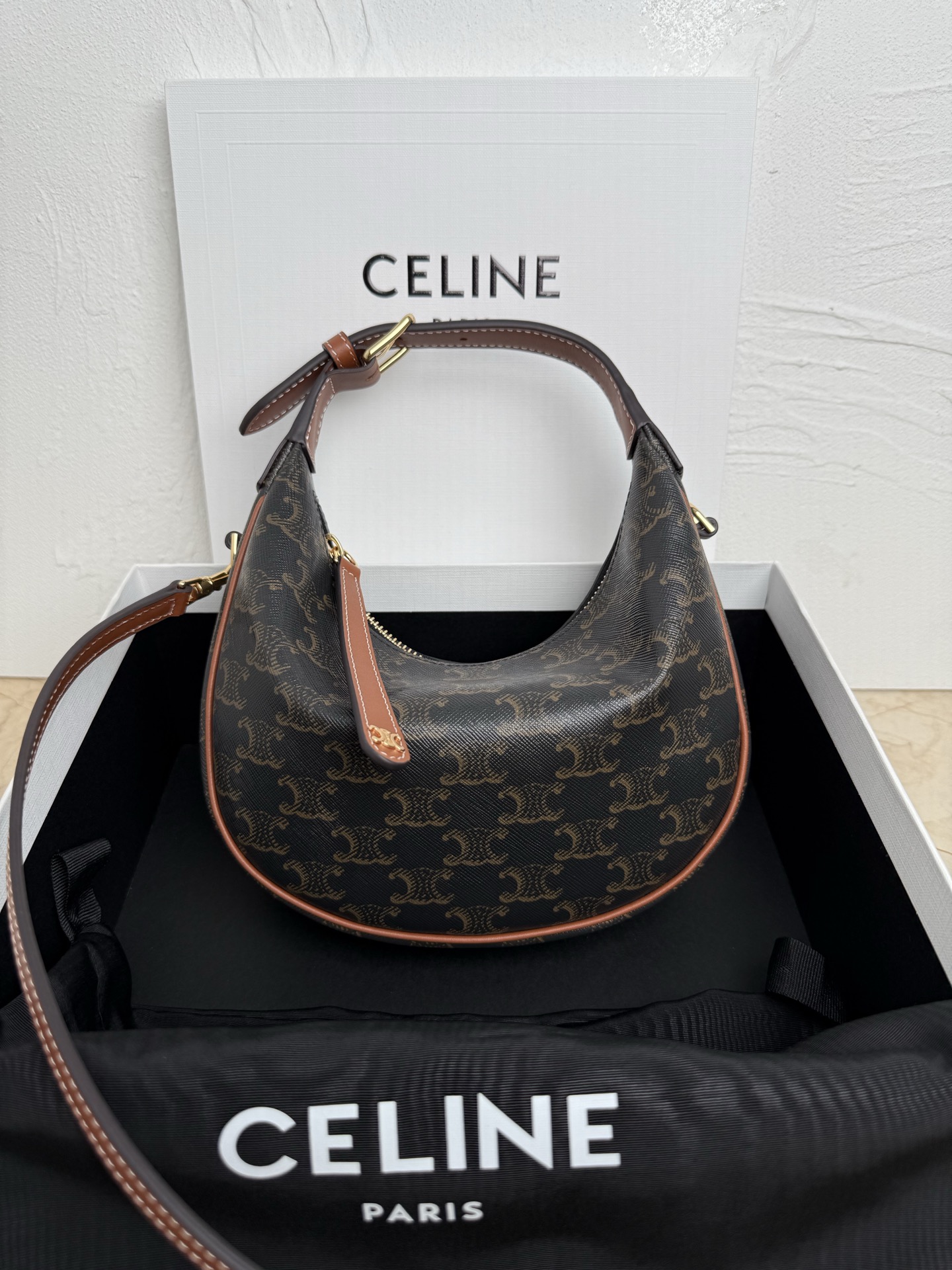 NO:211495,New products are launched, CE new LuLu bag. This time, the new LuLu bag released by CE is really amazing and was hit by this crescent bag. The high-end feeling is directly full of high-end. The bag is soft calfskin, which feels like it is in a rua cloud. The hardware is all old and retro style. When combined, the temperament takes off directly. The most amazing thing is this bag shape!  It can be salty, sweet, commuting, date, crossbody, and one shoulder. It is all super beautiful, and the capacity is completely enough for daily use. It is a noble lady when paired with a coat. It is very casual and casual with a sweatshirt. It is really versatile and has no friends!  Model number 119599 Color black Size 22x15x5cm, Celine, Celine, Celine, hoodie, sweatshirts, cowhide19860909新品上线 CE新款LuLu包 这次CE新出的LuLu包真的绝了一眼就被这个月牙包击中,高级感直接拉满 包身是柔软的小牛皮 摸上去像是在rua云朵. 五金件都是做旧复古风 搭配起来气质直接起飞,最绝的是这个包型！ 可盐 可甜 可通勤 可约会 可斜挎 可单肩 ,都超好看,容量也完全够日常使用,搭配大衣就是贵妇本妇,配卫衣又很休闲随性,真的是百搭到没朋友！ 款号119599 颜色黑色 尺寸22x15x5cm,赛琳celine,celine,celine,hoodie,sweatshirts,cowhide,Bag