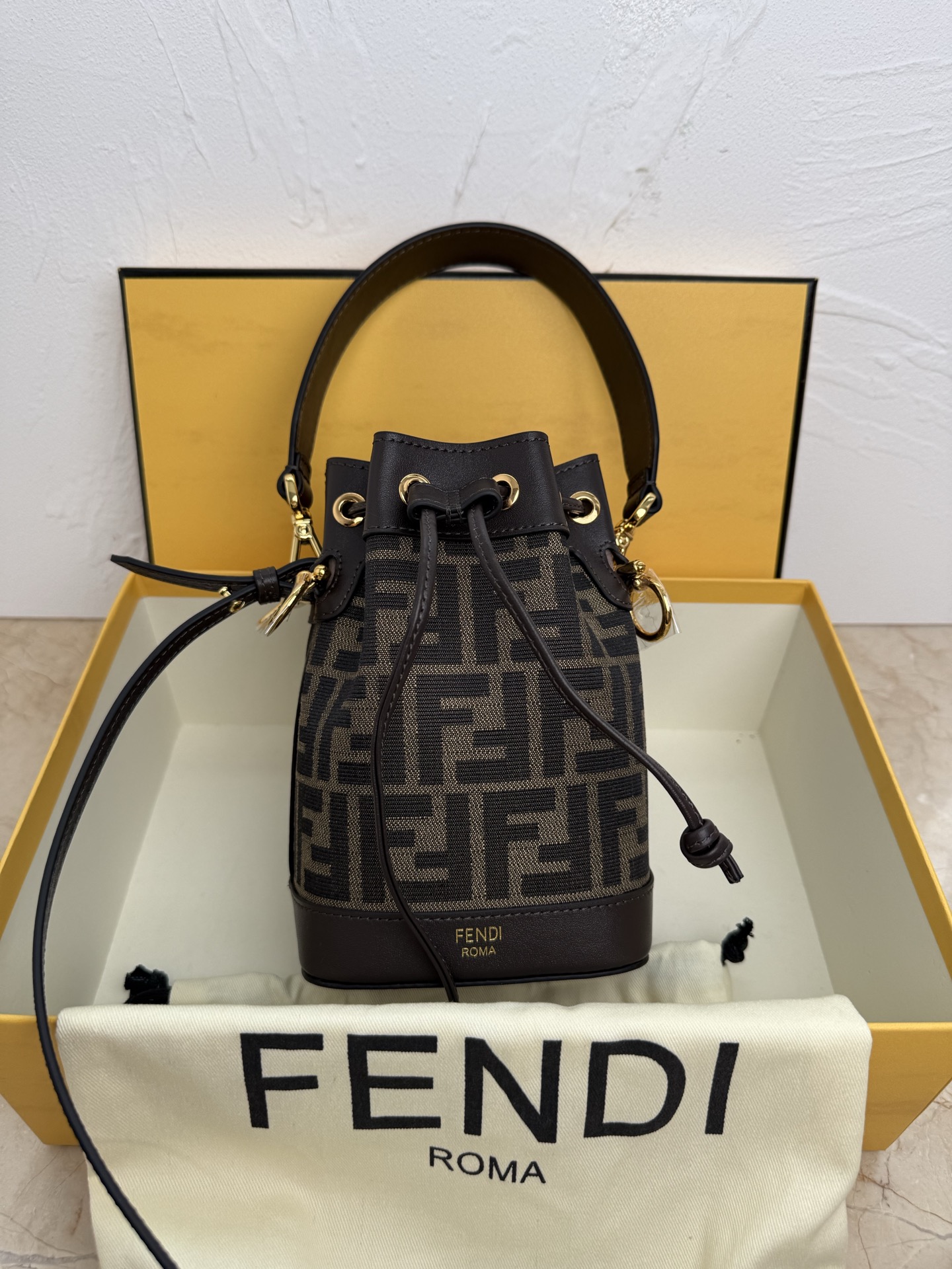 NO:207939,Genuine grade Presbyterian leather Mon Tresor light blue leather mini handbag More details Mon Tresor small bucket handbag with drawstring and Fendi metal logo decoration. With two removable shoulder straps one long and one short, can be carried, shoulder or crossbody. Light blue calf leather material. Black hand-painted elevated FF signature printed pattern. Gold metal parts. Made in Italy Material Fabric cowhide Leather Lining fabric Depth 10 Length 12 Height 18 Model number 010, Fendi, fendi, fendi, cowhide19860909正品级 老花配皮 Mon Tresor 浅兰皮革迷你手袋更多细节 Mon Tresor小号水桶手袋,配有抽绳和Fendi金属标志装饰.配一长一短两条可拆卸肩带,可手提、单肩背或斜挎.浅兰小牛皮材质.黑色手绘凸纹FF标志性印花图案.金色金属件.意大利制造 材质 面料牛皮革 里料织物 深度 10 长度 12 高度 18 款号010,芬迪,fendi,fendi,cowhide,Bag