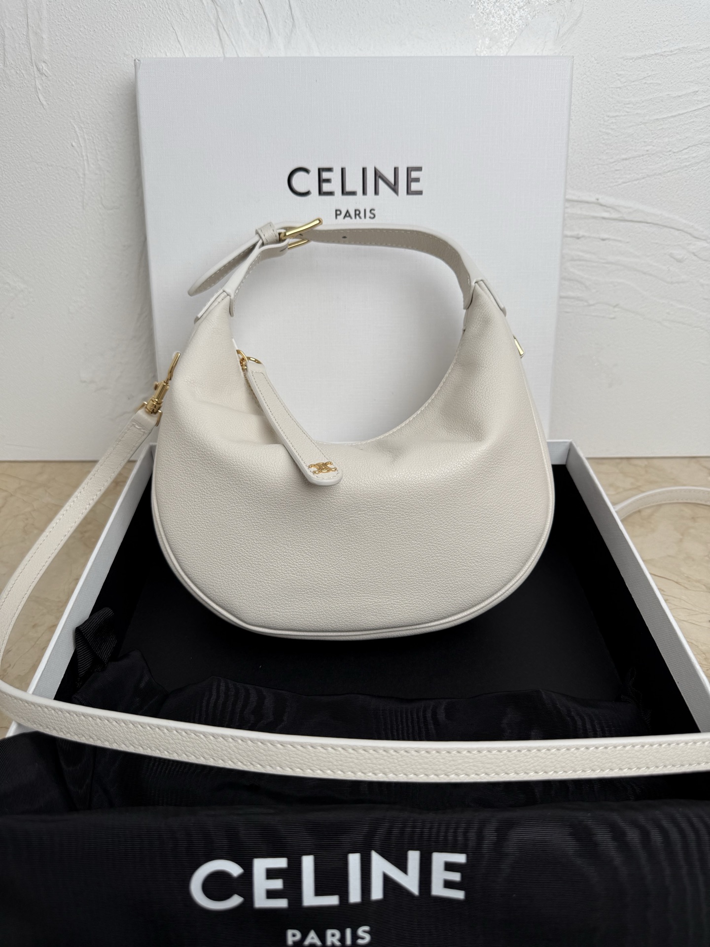 NO:211487,New products are launched, CE new LuLu bag. This time, the new LuLu bag released by CE is really amazing and was hit by this crescent bag. The high-end feeling is directly full of high-end. The bag is soft calfskin, which feels like it is in a rua cloud. The hardware is all old and retro style. When combined, the temperament takes off directly. The most amazing thing is this bag shape!  It can be salty, sweet, commuting, date, crossbody, and one shoulder. It is all super beautiful, and the capacity is completely enough for daily use. It is a noble lady when paired with a coat. It is very casual and casual with a sweatshirt. It is really versatile and has no friends!  Model number 119599 Color white Size 22x15x5cm, Celine, Celine, Celine, hoodie, sweatshirts, cowhide19860909新品上线 CE新款LuLu包 这次CE新出的LuLu包真的绝了一眼就被这个月牙包击中,高级感直接拉满 包身是柔软的小牛皮 摸上去像是在rua云朵. 五金件都是做旧复古风 搭配起来气质直接起飞,最绝的是这个包型！ 可盐 可甜 可通勤 可约会 可斜挎 可单肩 ,都超好看,容量也完全够日常使用,搭配大衣就是贵妇本妇,配卫衣又很休闲随性,真的是百搭到没朋友！ 款号119599 颜色白 尺寸22x15x5cm,赛琳celine,celine,celine,hoodie,sweatshirts,cowhide,Bag