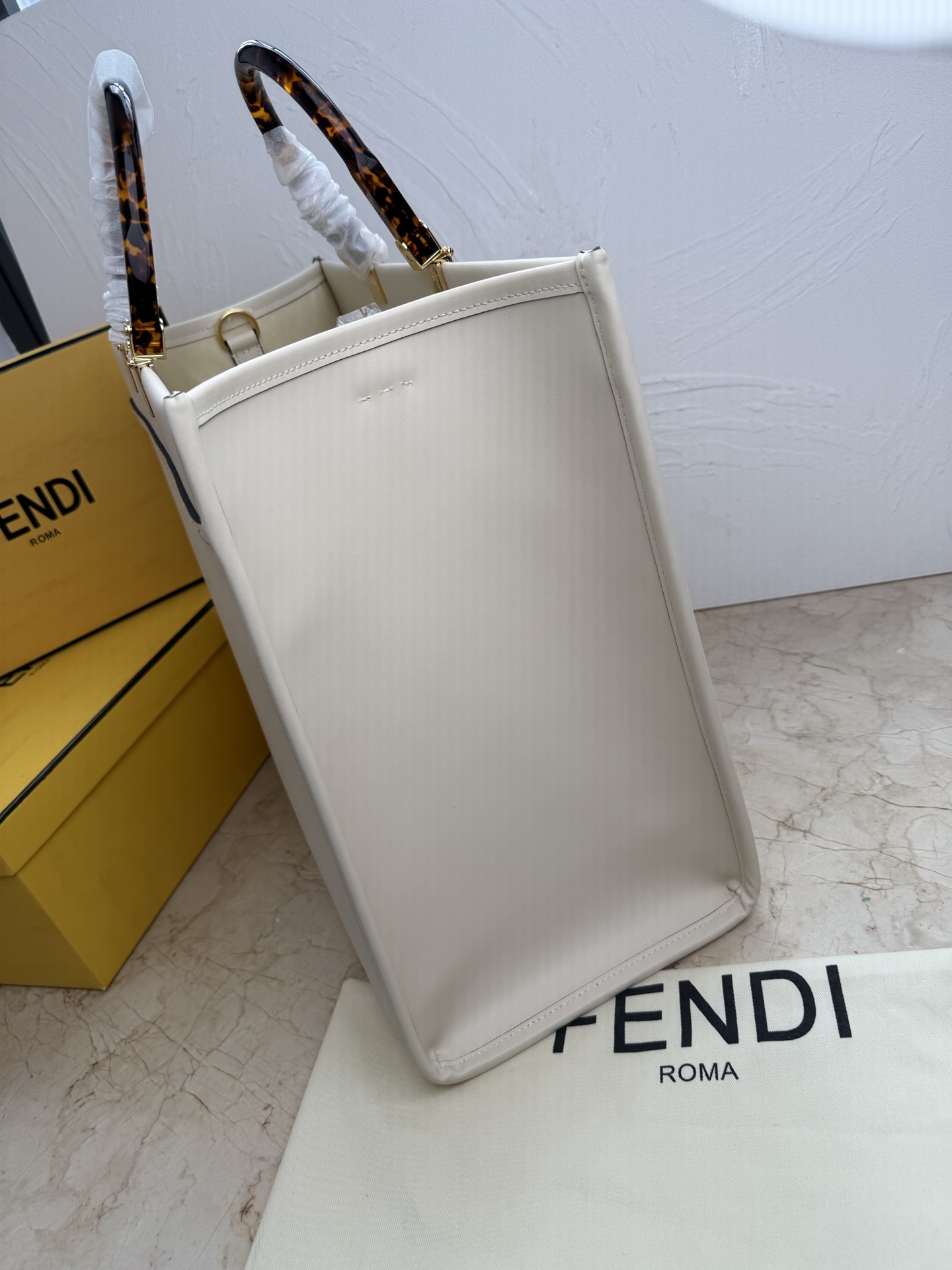 Fendi 大号TOTE 托特包“阳光手提袋”
