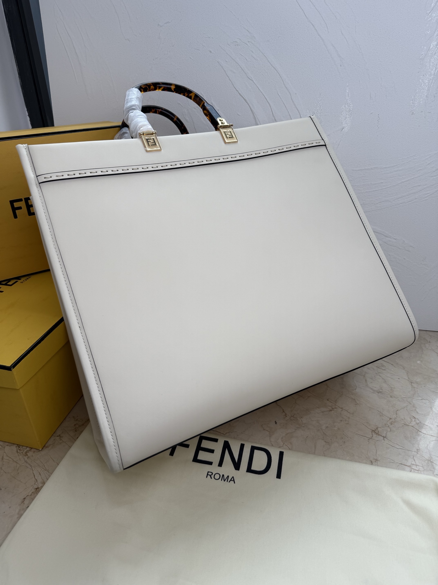 Fendi 大号TOTE 托特包“阳光手提袋”