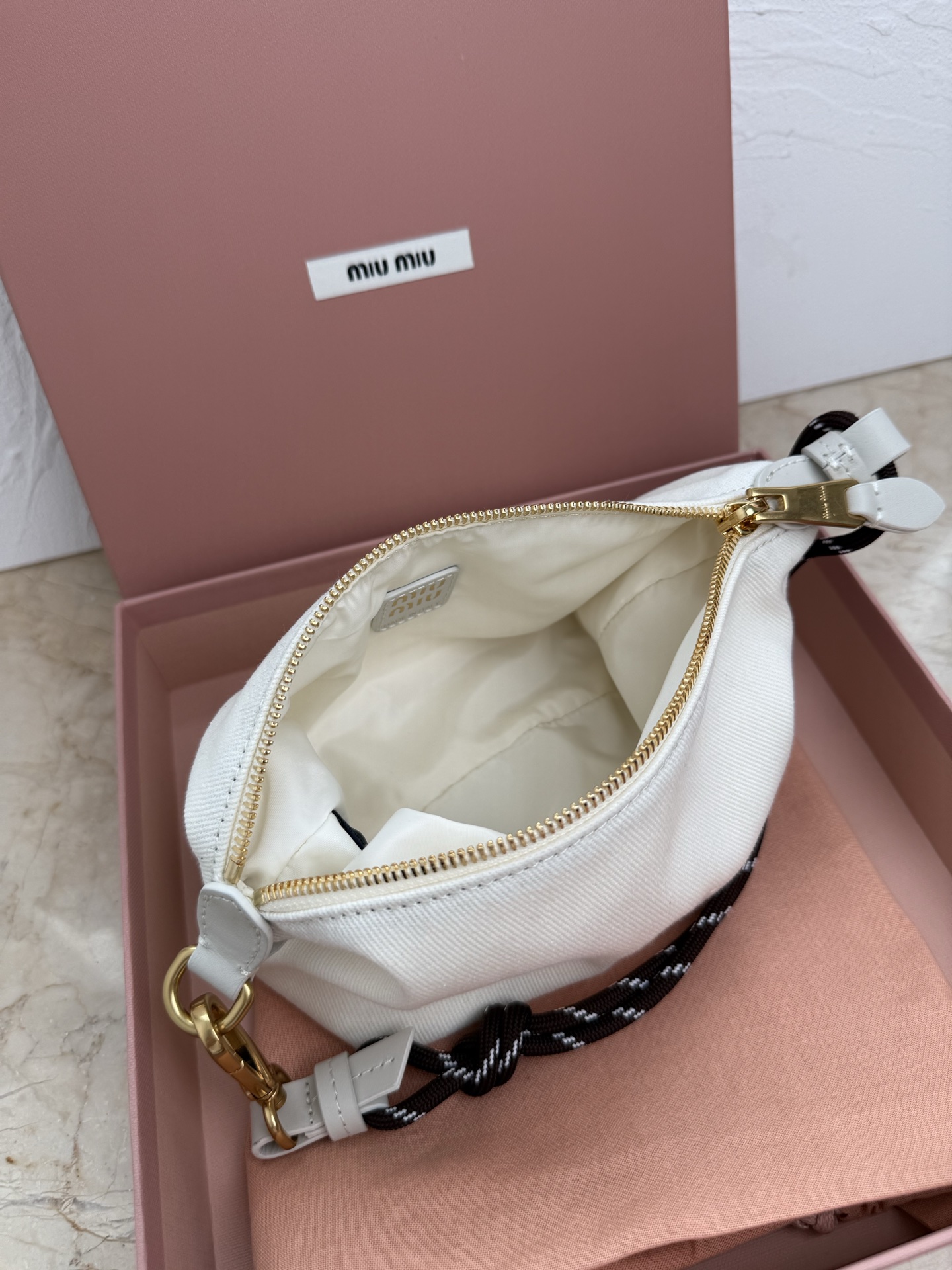 Miu Miu 5NE841 新品牛仔布饭盒包 独特的冰裂纹理 正面标志性 Miu金额logo