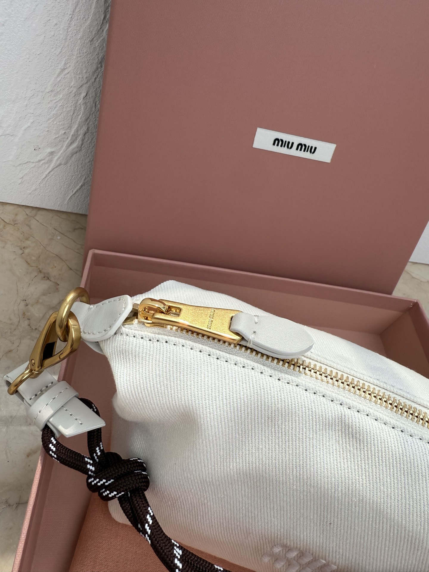 Miu Miu 5NE841 新品牛仔布饭盒包 独特的冰裂纹理 正面标志性 Miu金额logo