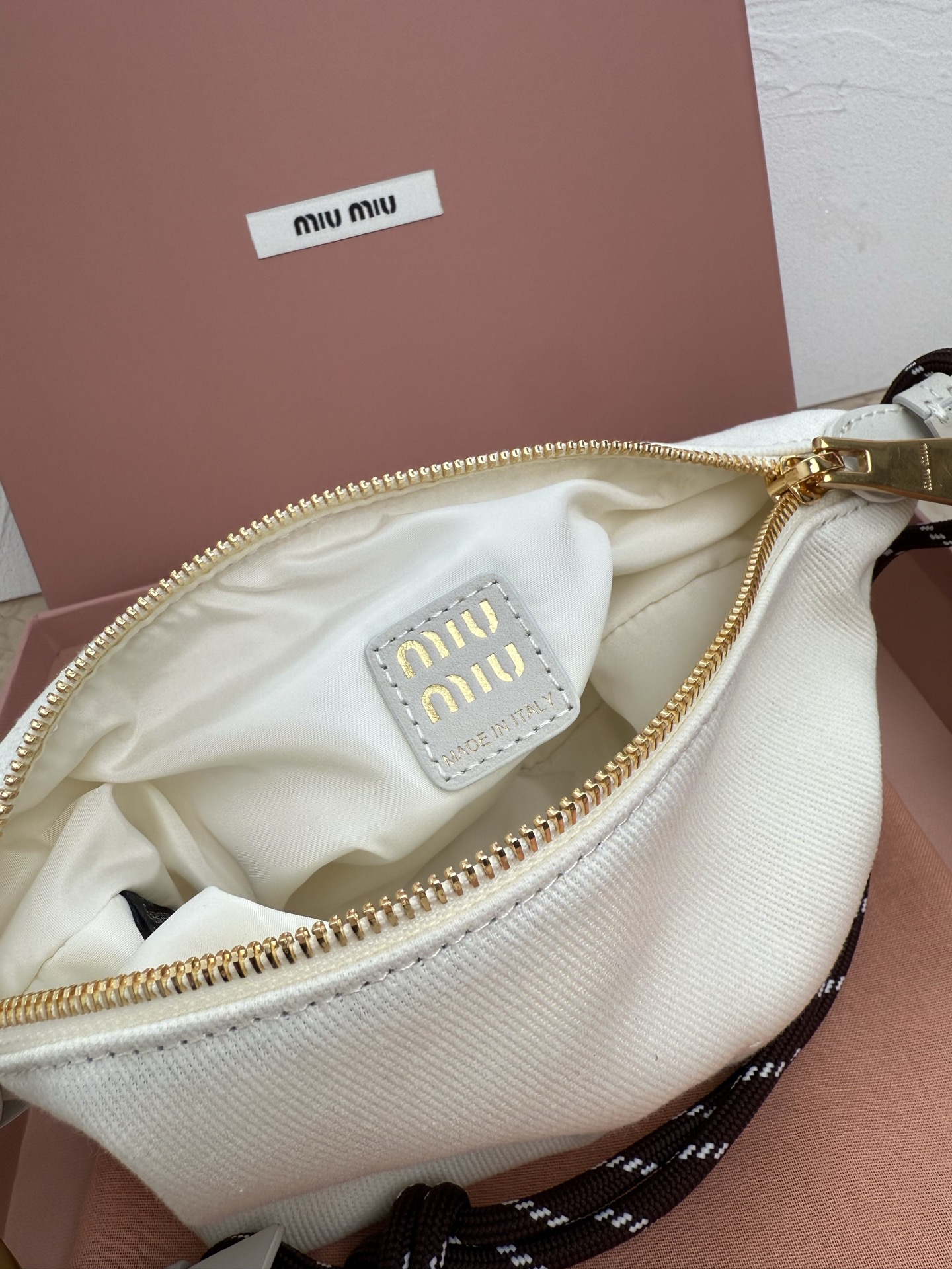 Miu Miu 5NE841 新品牛仔布饭盒包 独特的冰裂纹理 正面标志性 Miu金额logo