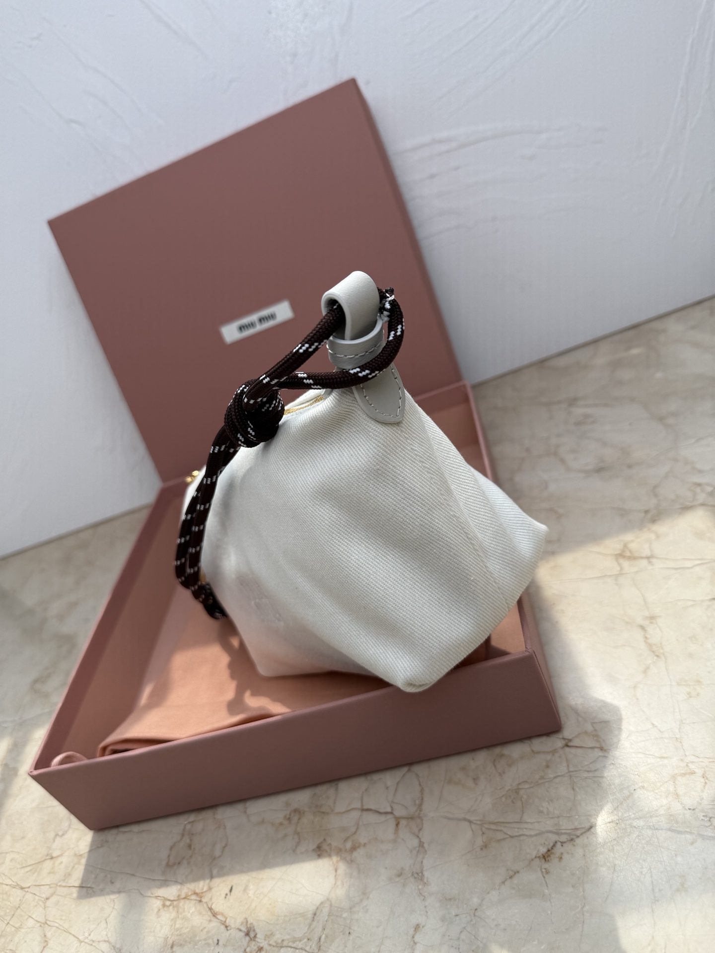 Miu Miu 5NE841 新品牛仔布饭盒包 独特的冰裂纹理 正面标志性 Miu金额logo
