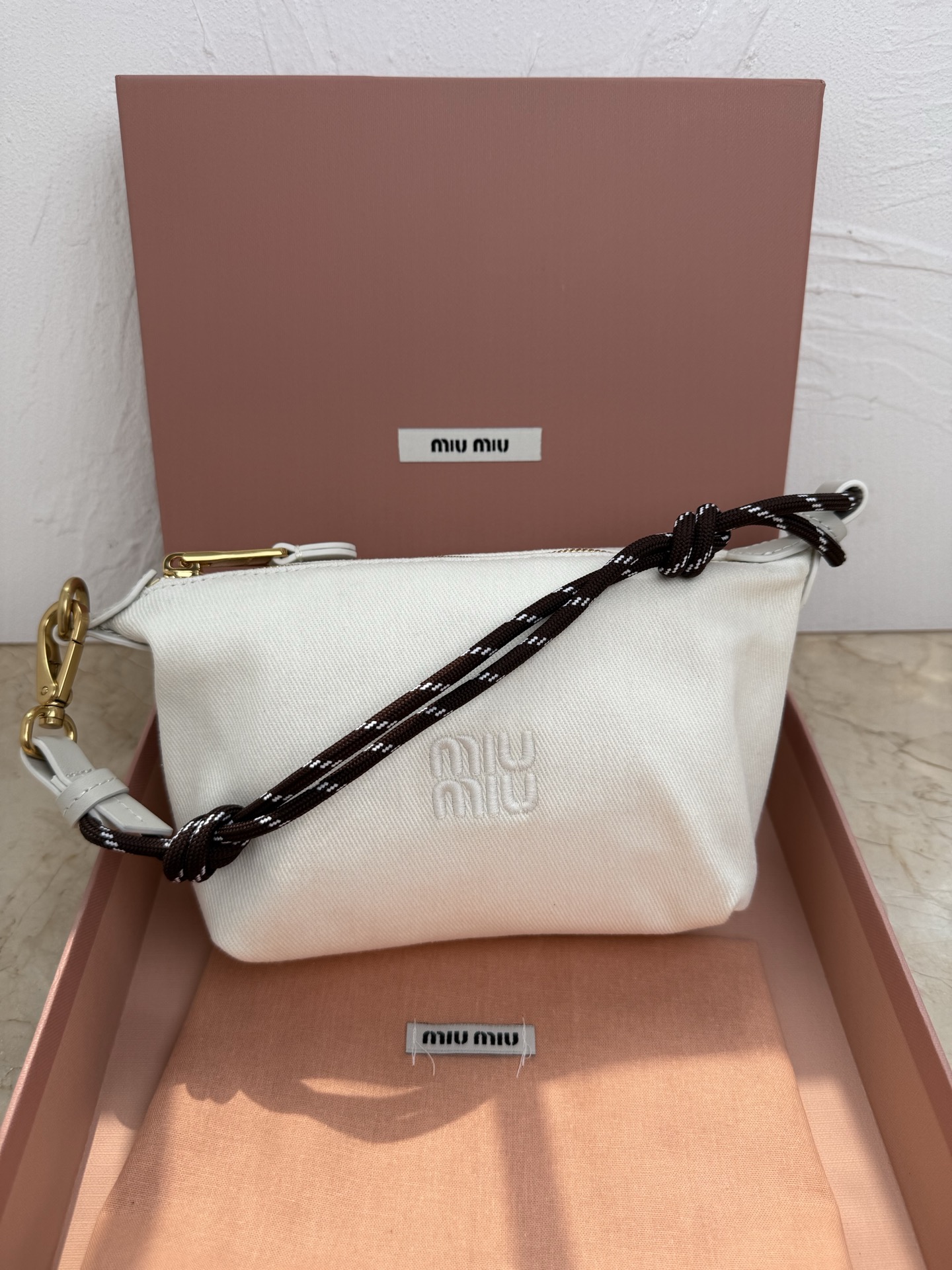 Miu Miu 5NE841 新品牛仔布饭盒包 独特的冰裂纹理 正面标志性 Miu金额logo