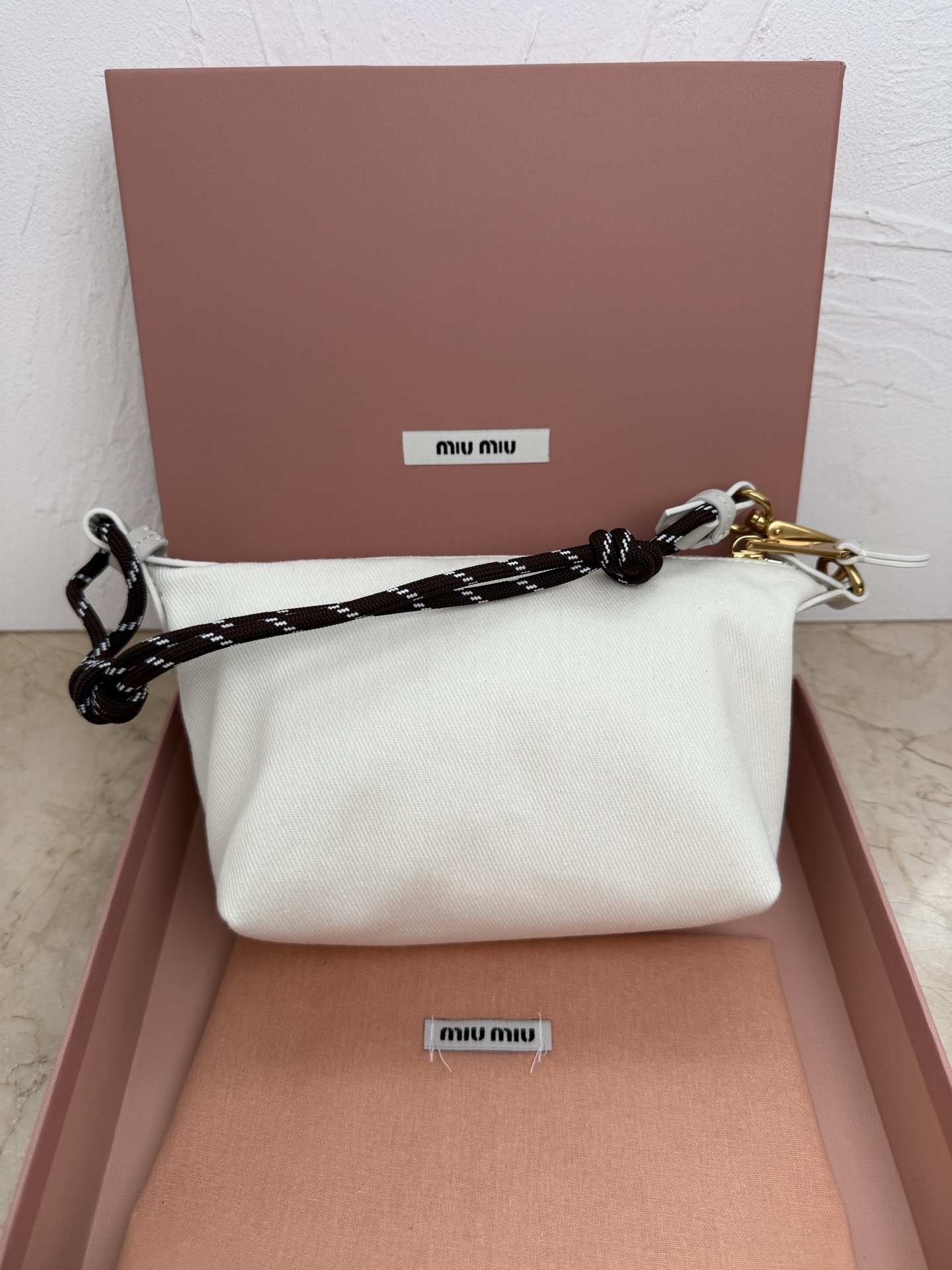 Miu Miu 5NE841 新品牛仔布饭盒包 独特的冰裂纹理 正面标志性 Miu金额logo