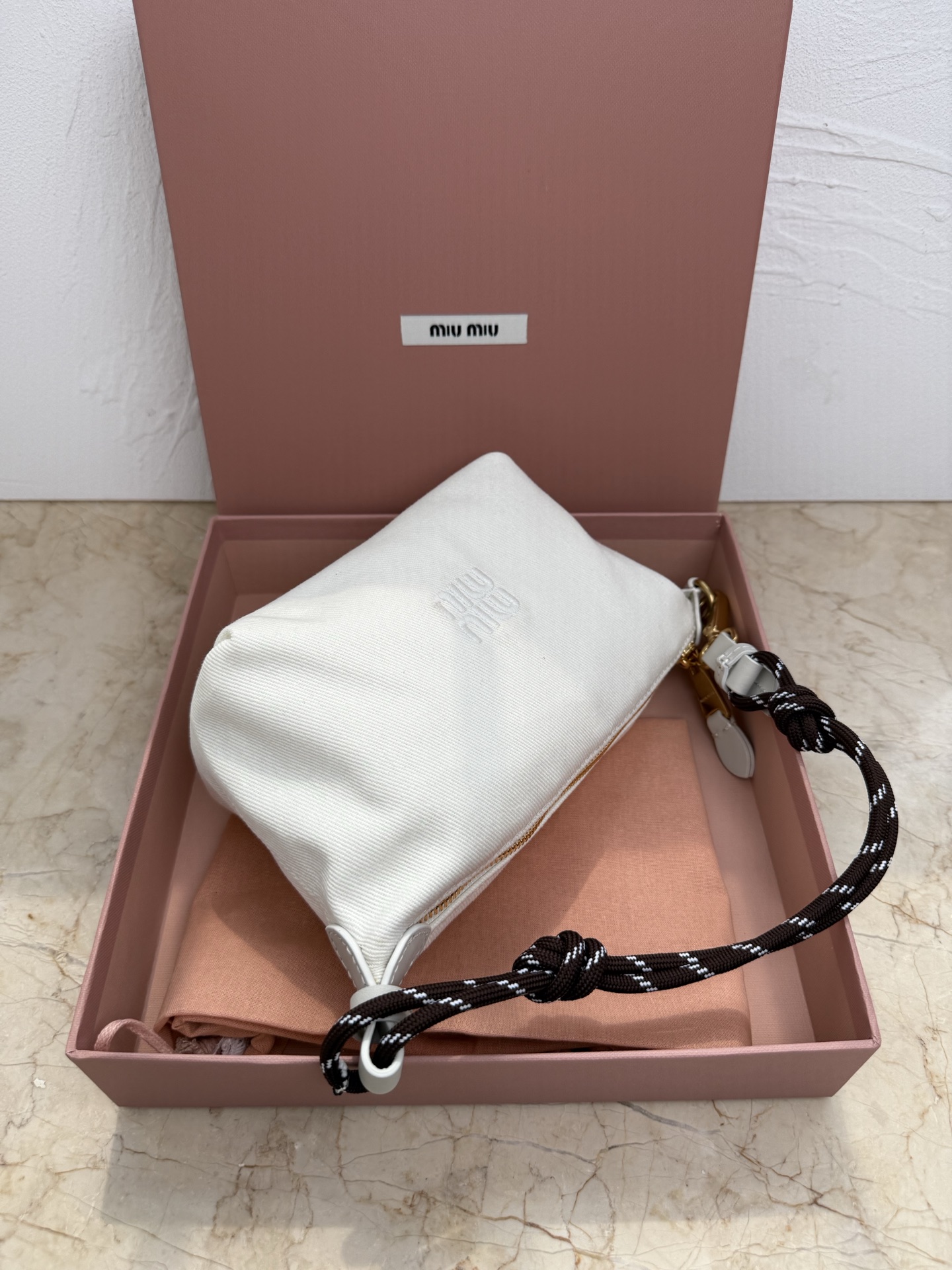 Miu Miu 5NE841 新品牛仔布饭盒包 独特的冰裂纹理 正面标志性 Miu金额logo