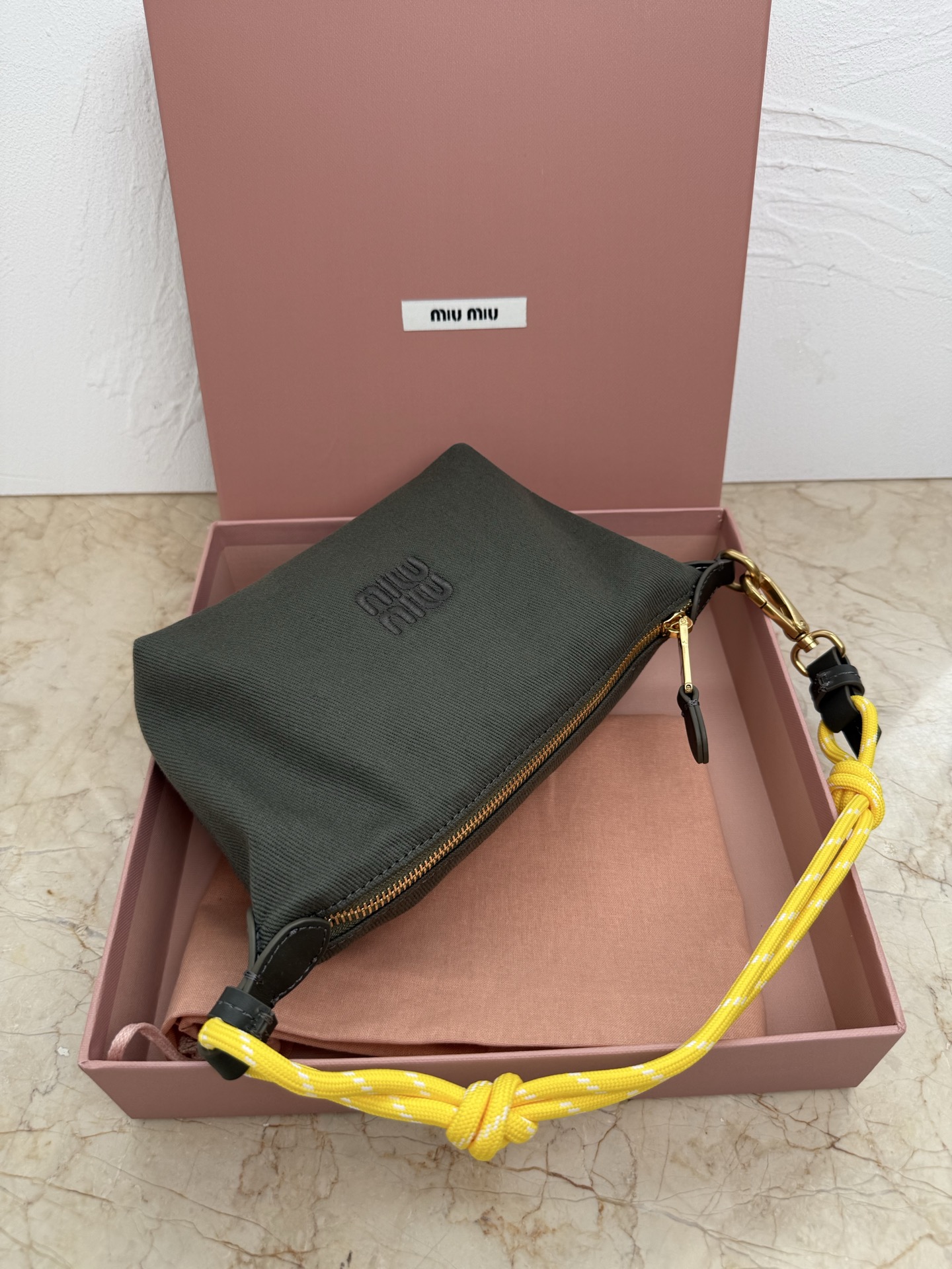 Miu Miu 5NE841 新品牛仔布饭盒包 独特的冰裂纹理 正面标志性 Miu金额logo