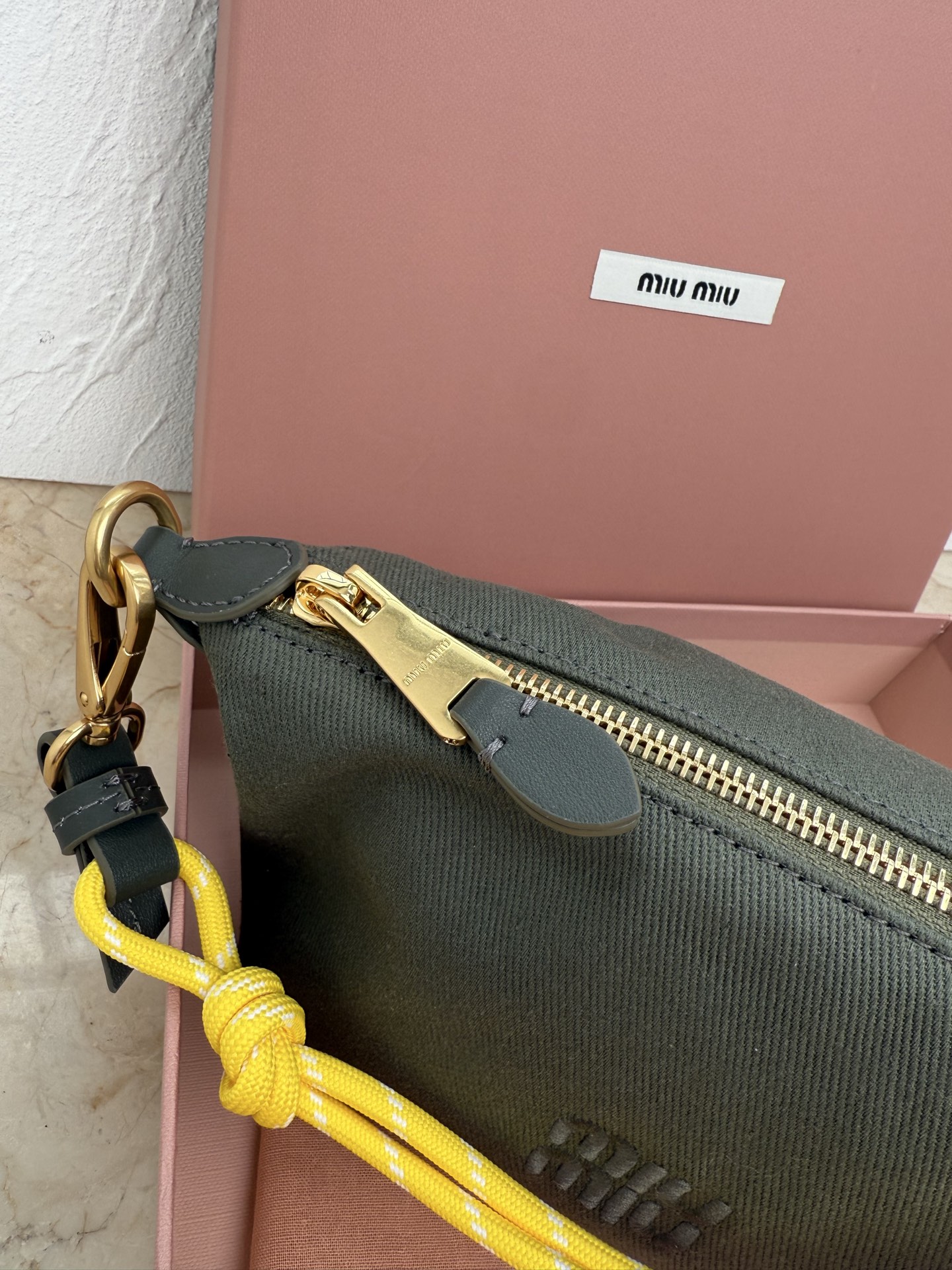 Miu Miu 5NE841 新品牛仔布饭盒包 独特的冰裂纹理 正面标志性 Miu金额logo
