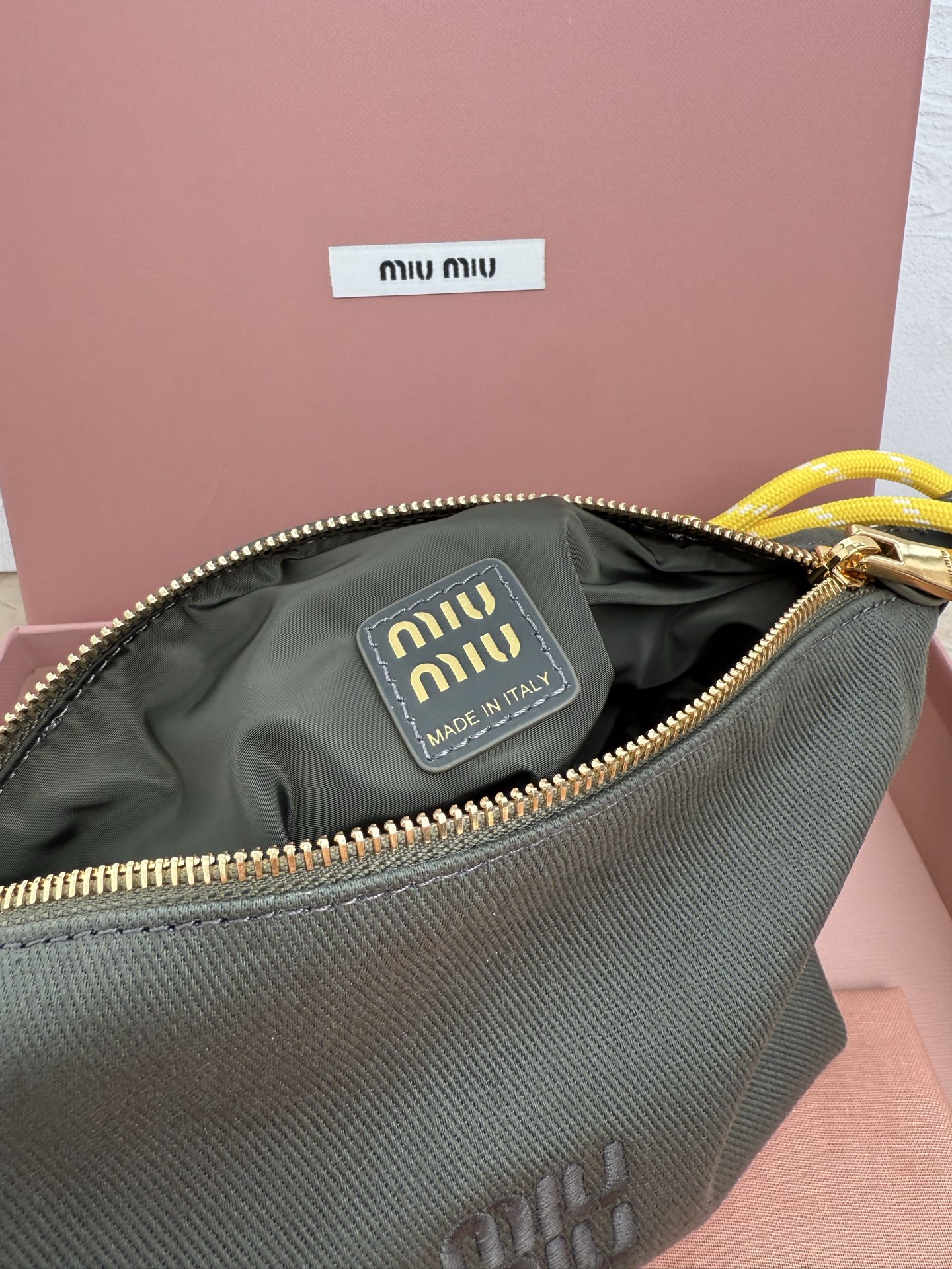 Miu Miu 5NE841 新品牛仔布饭盒包 独特的冰裂纹理 正面标志性 Miu金额logo