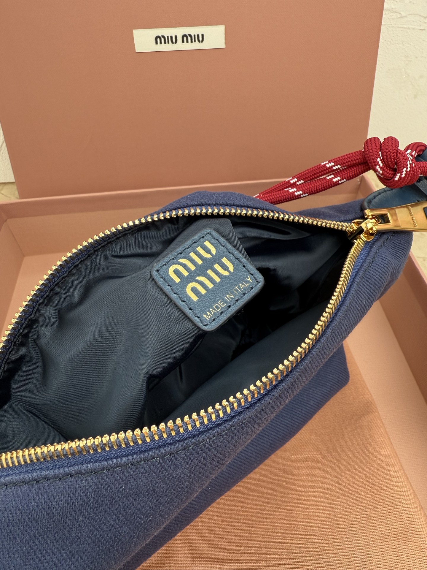 Miu Miu 5NE841 新品牛仔布饭盒包 独特的冰裂纹理 正面标志性 Miu金额logo