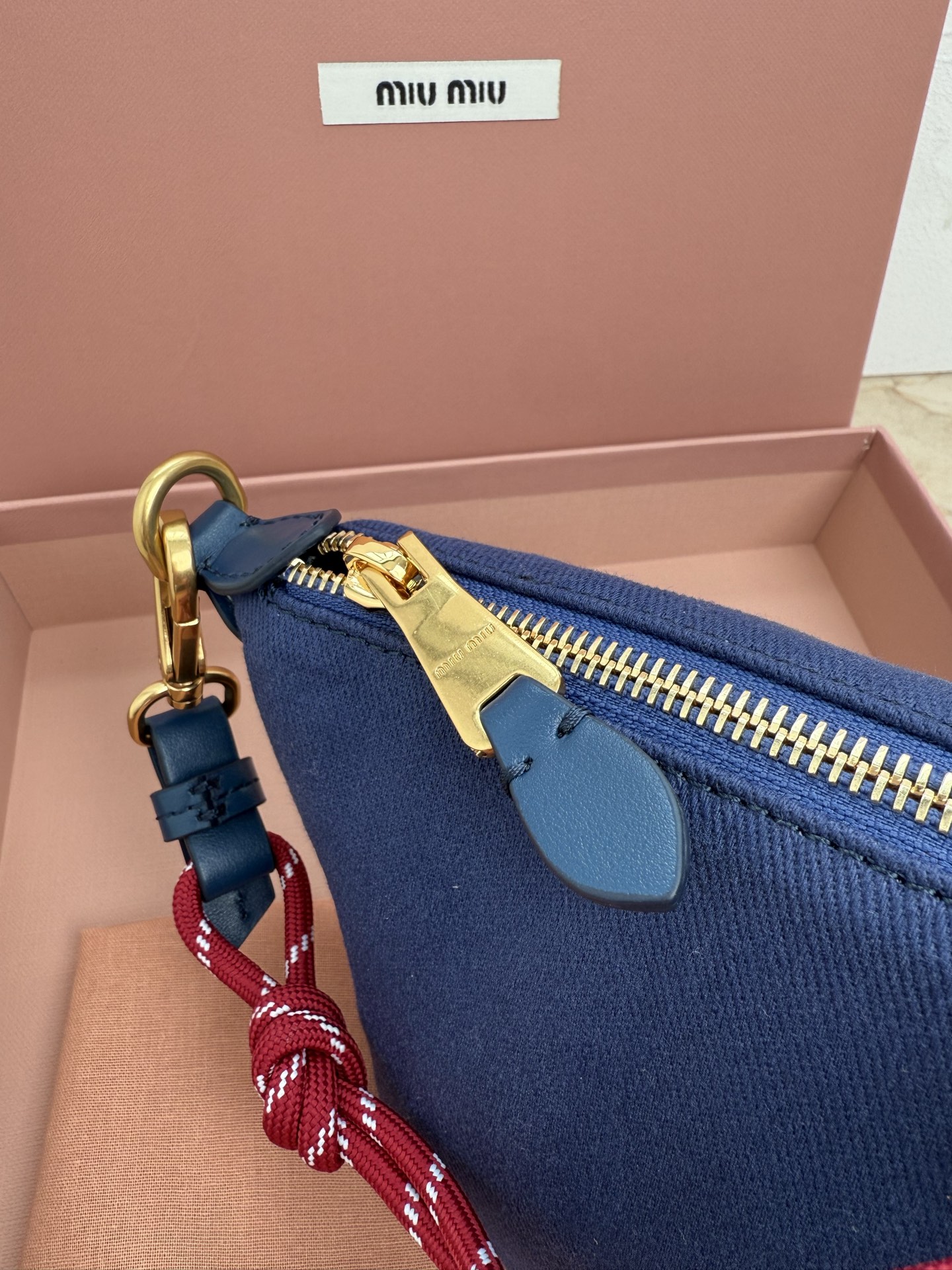 Miu Miu 5NE841 新品牛仔布饭盒包 独特的冰裂纹理 正面标志性 Miu金额logo