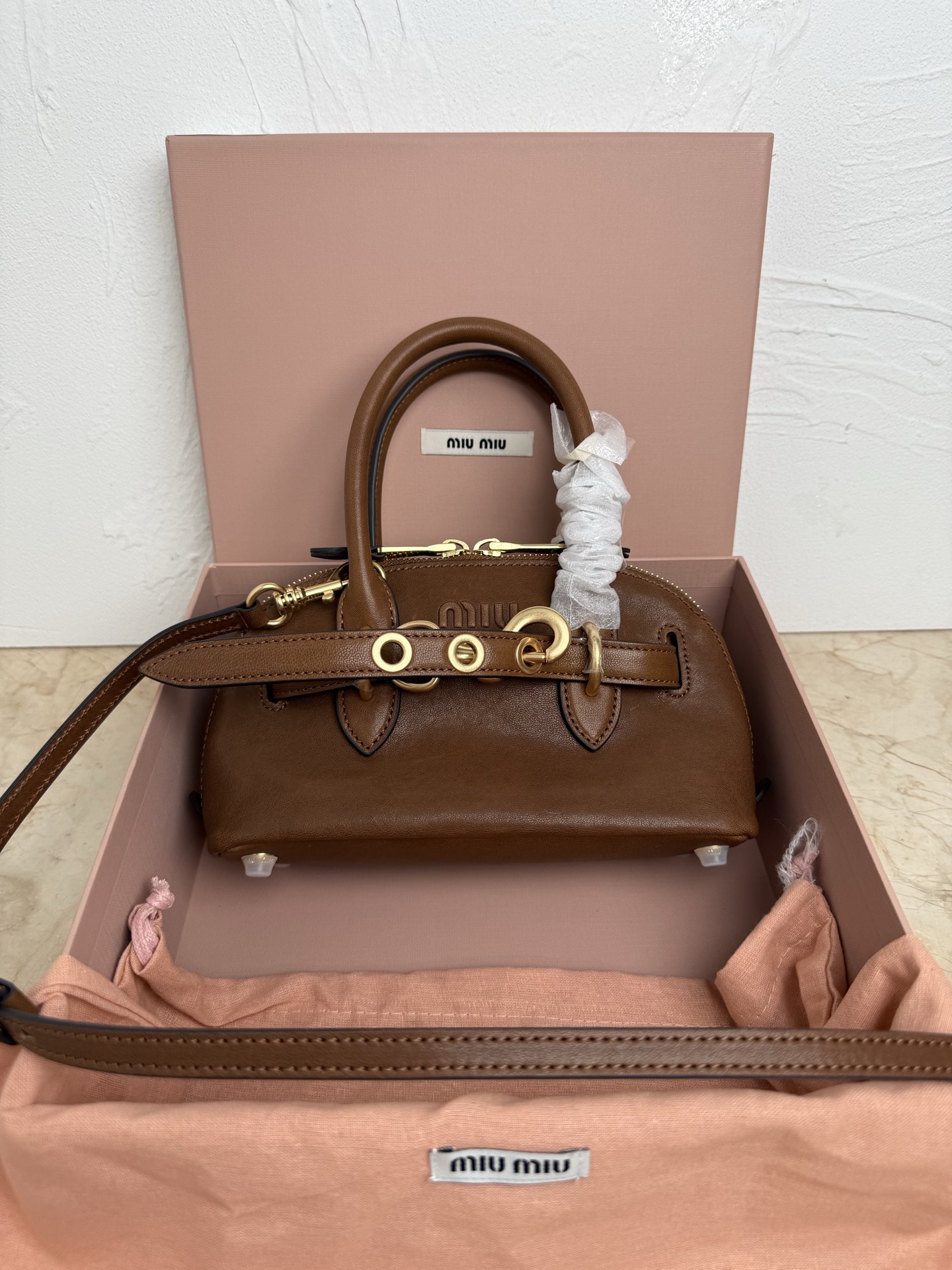 NO:207962,Genuine grade [with full set of counter packaging] miu popular mini shell bag, using top-grade retro soft sheepskin, retro matte old metal accessories. This Aventure Nappa leather mini handbag is inspired by Miu's collection of items. Its structure has been adjusted to become lighter and new in character, creating a timeless and charming classic bag. The multi-element design gives this handbag a unique aesthetic and classic atmosphere. Its removable and adjustable leather shoulder straps, canvas inner lining with zipper pockets and patch pockets!  Model 5BP, size 21×13.5×8cm. Color brown/original leather.,MIUMIU,miumiu,sheepskin19860909正品级【配全套专柜包装】miu爆款迷你号贝壳包,釆用顶级复古植柔羊皮,复古磨砂感做旧金属配件,这款Aventure Nappa 皮革迷你手提包灵感源自 Miu家典藏单品,其结构经过调整,变得更加轻便,焕发全新个性,打造具有隽永魅力的经典包款,多元素的设计赋予这款手提包独特美感和经典气息,可拆卸可调节皮革肩带,帆布内里配拉链口袋和贴袋！ 型号5BP, 尺寸21×13.5×8cm. 颜色棕色/原厂皮.,MIUMIU,miumiu,sheepskin,Bag