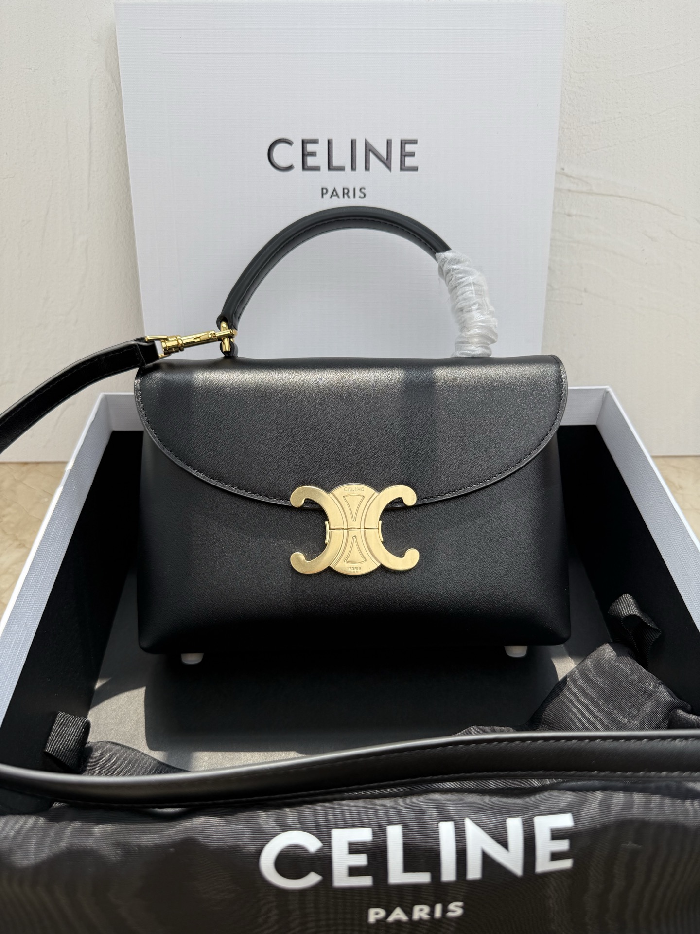 NO:211479,New products are launched in CE Arc de Triomphe kelly handbags. New Arc de Triomphe bags are full of high-end feeling!  Simple and exquisite outlines. Whether it is calm black, low-key brown, classic presbyterian color scheme, etc.... they exude an unparalleled sense of high-end. The lines of kelly's classic shape are simple and elegant. There is no need for extra decoration. They all show aesthetic charm. Model number 118113 Size 20.5x13x8 (with original packaging), Celine, celine, celine19860909新品上线CE凯旋门kelly手袋 新款凯旋门收袋 满满高级感！ 简约精致的轮廓 无论是沉稳的黑色 低调的棕色经典的老花配色 等等…都散发着无与伦比的高级感 kelly经典造型的线条简洁大方 无需多余的装饰 都即显审美魅力 款号118113 尺寸20.5x13x8（配原版包装）,赛琳celine,celine,celine,Bag