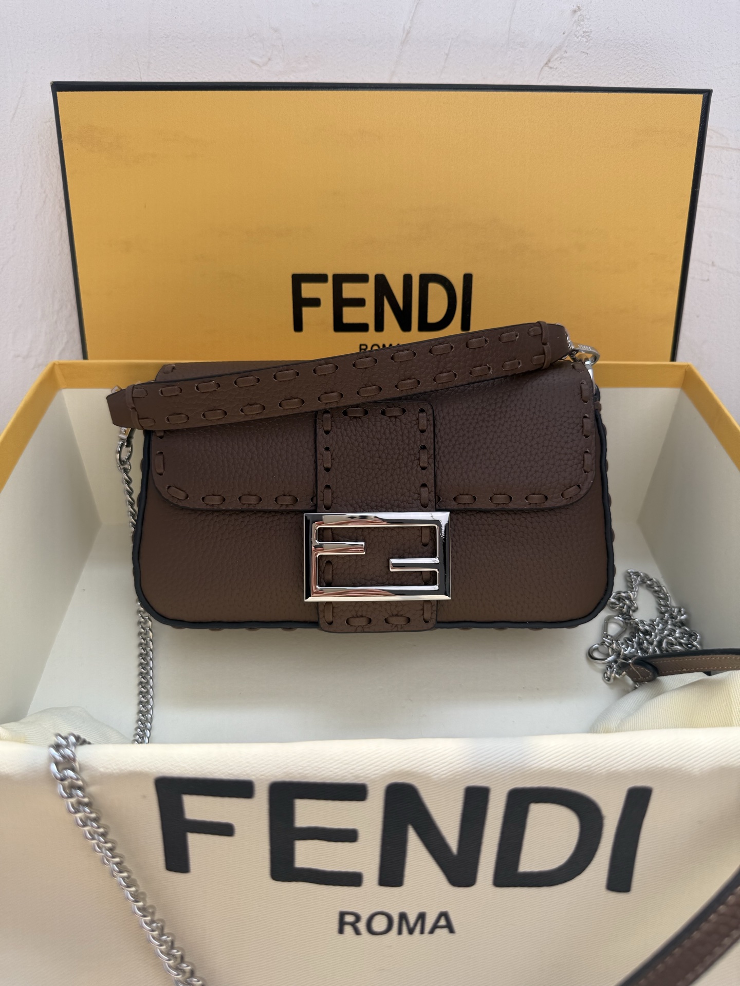 NO:208687,The price of the goods, a new member of the hand-sewn baguette family, hand-sewn imported cowhide, top-grade all-steel retro hardware, exclusive craftsmanship comparable to the original version, and the feel is excellent, and the inner is also very adequate!  ~ size:19.5x4.5x13cm Model number 600S, Fendi, fendi, cowhide19860909拿货价 手缝法棍家族新成员 手工缝制进口牛皮,顶级全钢复古五金搭配独家工艺媲美原版有过之无不及手感超好 内里也是非常够装！~ size:19.5x4.5x13cm 款号600S,芬迪,fendi,cowhide,Bag